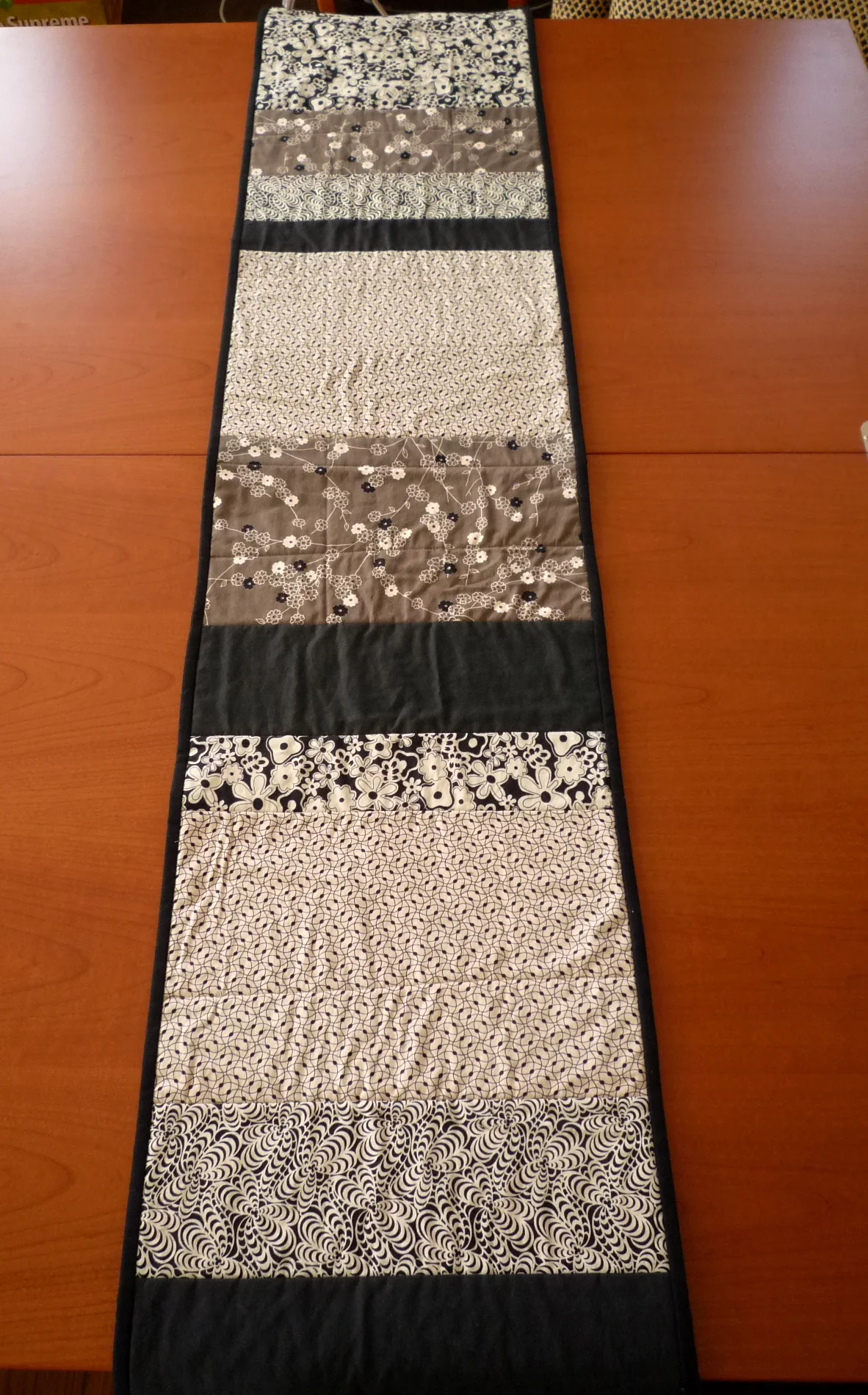 taupe:black_runnerside1.jpg