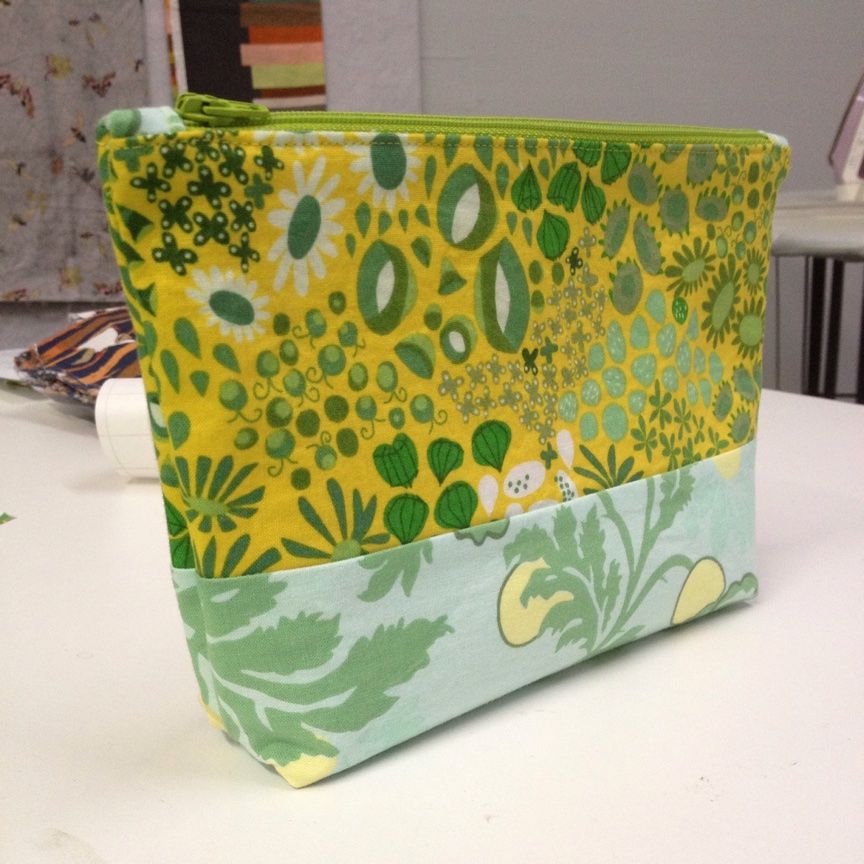 My first makeup bag... and my first zipper bag ever. I used this fabulous tutorial from The Sewing Chick!