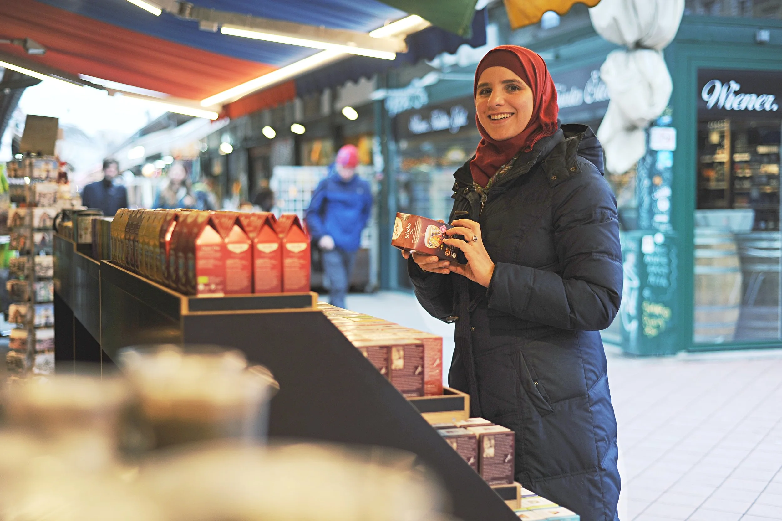 Am Naschmarkt gibt es genug Teesorten aus der ganzen Welt, genug Auswahl für Amani - eine leidenschaftliche Teetrinkerin.