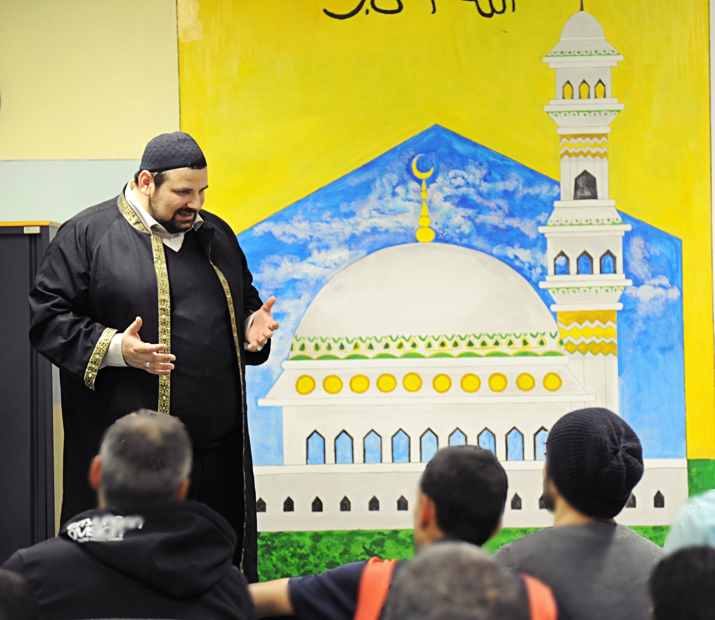 Freitagspredigt in der Moschee der Justizanstalt. Der Raum wurde von Häftlingen selbst gestaltet.