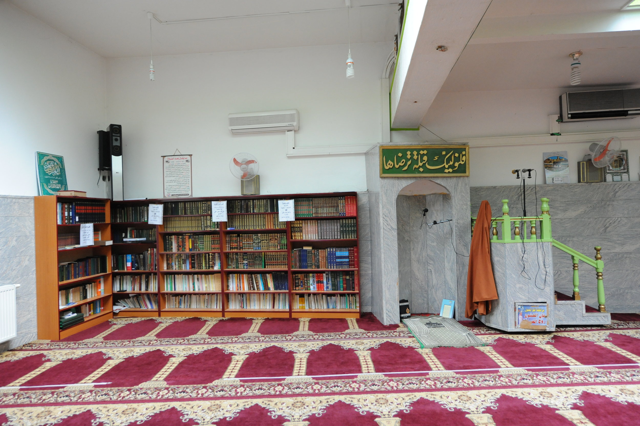 Moscheestile unterscheiden sich sehr nach dem ethnischen Hintergrund der Moschee. Das ist eine ägyptische Moschee, die von ehemaligen ägyptischen Gastarbeiter gegründet wurde. Neben religiösen Praktiken finden hier auch Deutschkurse, Arabischunterricht und Sportkurse statt. FOTOCREDIT: AsMA AIAD