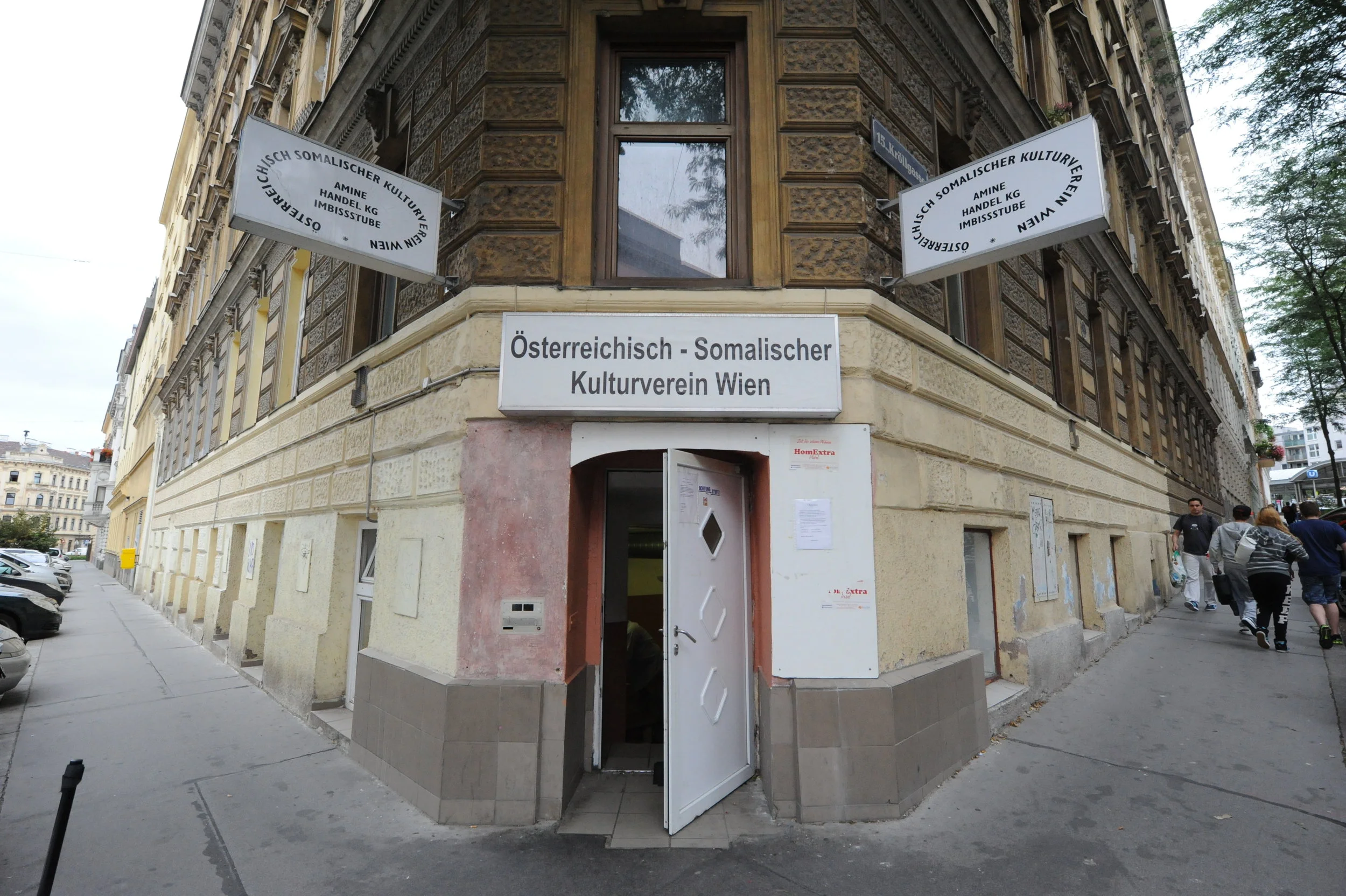 Hier ein Beispiel, der Österreich- Somalischer Kulturverein WIen. Neben einer Kantine, Clubräumlichkeiten hat dieser Verein auch einen Gebetsraum der unter der Woche außer Freitags die Türen für Betende offen hat.FOTOCREDIT: AsMA AIAD