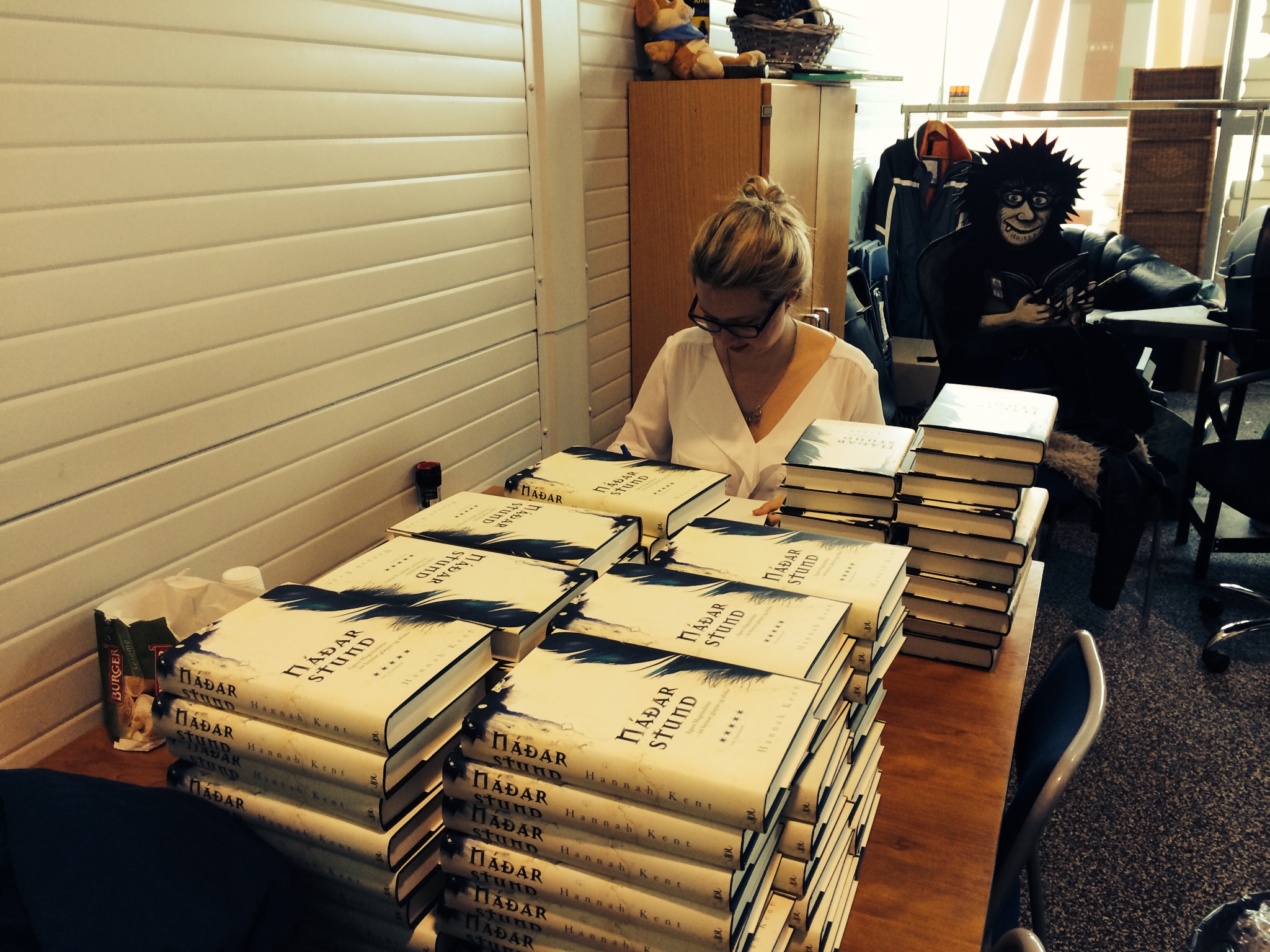 Signing copies of Náðarstund at Forlagið.