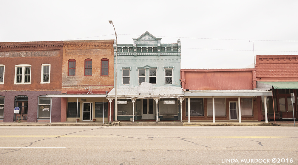 Empty storefronts Sony A77II with Sigma f/3.5 10-20 mm f/7.1 1/640 sec ISO 400