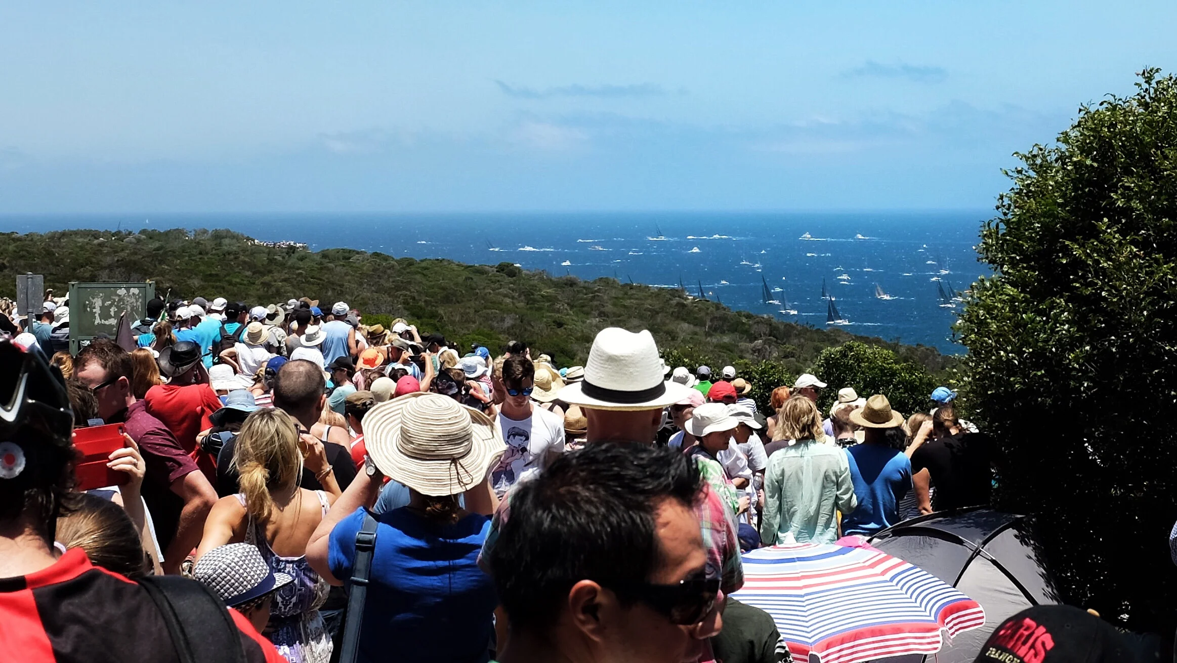 A huge crowd having the last glimpse of the boats on their route to Hobart. 