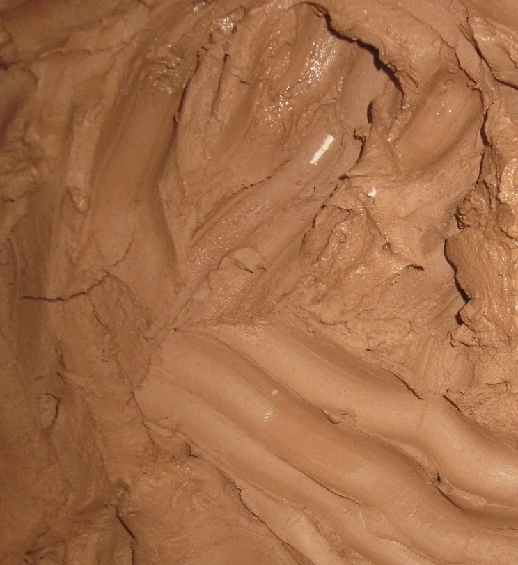 2. Velvety smooth earthenware sculpting clay, formulated for smaller-scale sculpture or functional ware when fine details and a smooth finish are desired. Fires to a light iron-oxide red at Cone 08 through to a darker iron oxide red at maturity, Cone 1. Perfect for working on a pottery wheel. Barro de baja temperatura para escultura y/o piezas utilitarias, liso, de malla fina, formulado para piezas de pequeño a mediano formato cuando un terminado liso y detalles finos son deseados. Este barro quema de color rojo oxido de tono mediano, a Cono 08 bizcocho, hasta un rojo oxido mas oscuro a su temperatura de maduración Cono 1.Recomendado para usar en torno.