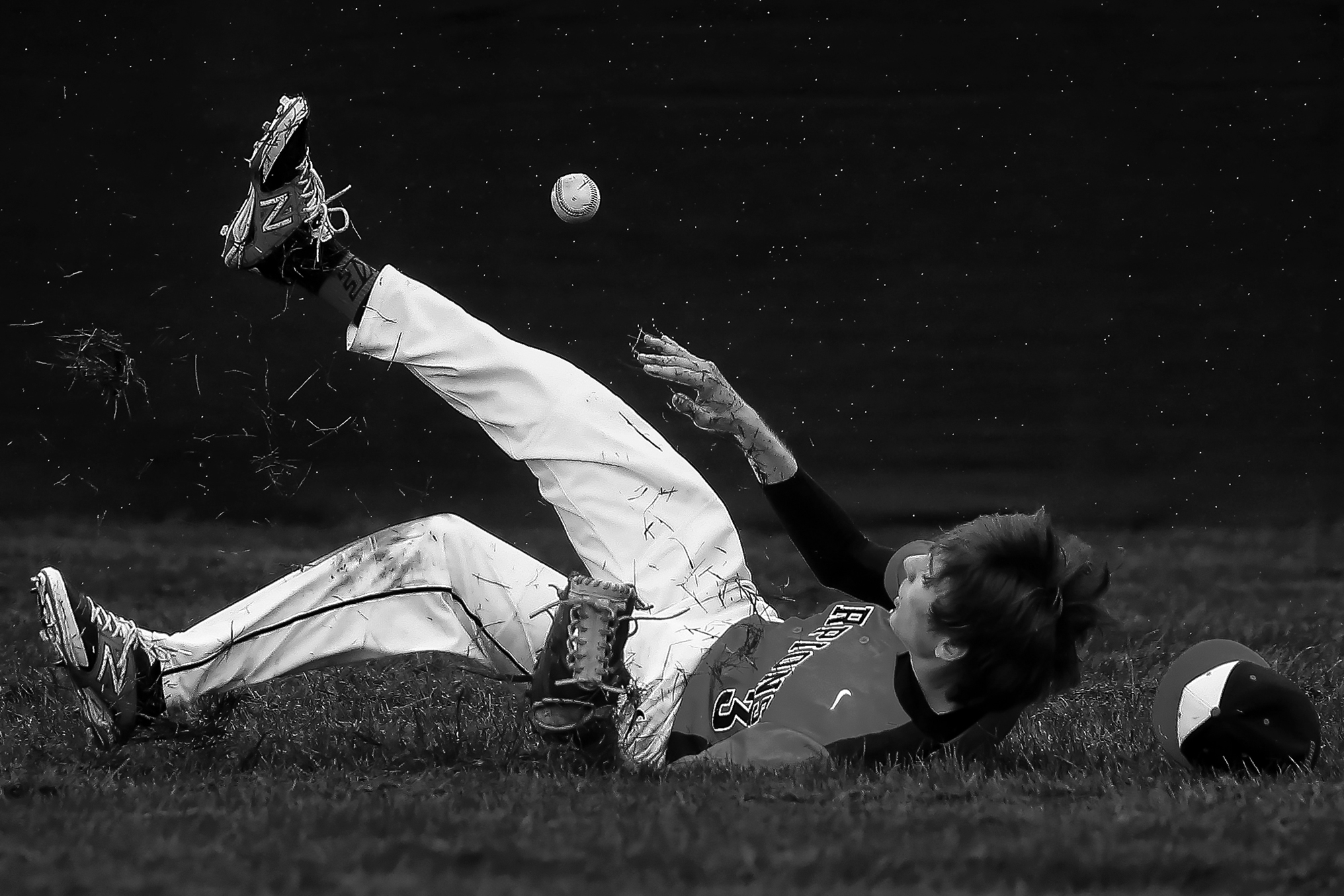 Eric Rosenberger of Oakland Mills High School misses a fly ball during a baseball game in Columbia, Maryland on April 22, 2015.