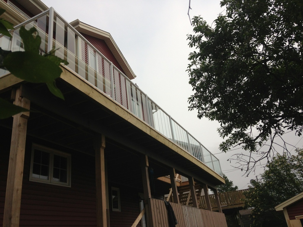Large upper deck with aluminum railing