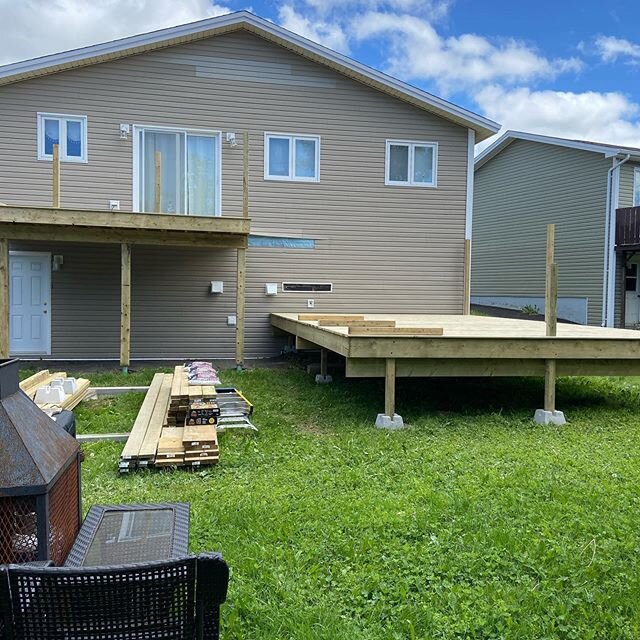 We keep moving forward on the new deck. Homeowner will definitely save some time mowing the lawn. #deckedout @bryanbaeumler @baeumlerapproved