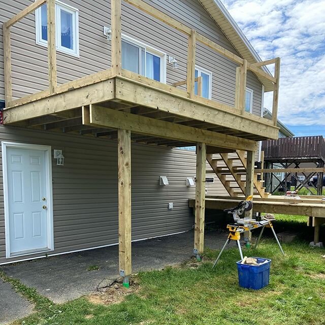 Stairs are in and now working out way through the railing and gates. @bryanbaeumler @baeumlerapproved #deckedout @dewalt_ca