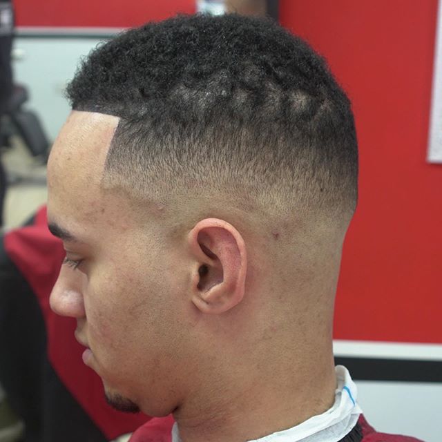 Another skin fade by dec for @derai.ob 
#barber #barbershop #4k #sony #barberlife #barbershopconnect #ukbarbershop #clipperking #ukbarbershopconnect #ukmasterbarbers #Manchesterbarber #Manchester #masterbarber #shavette #andisslimlineprolithium #andi