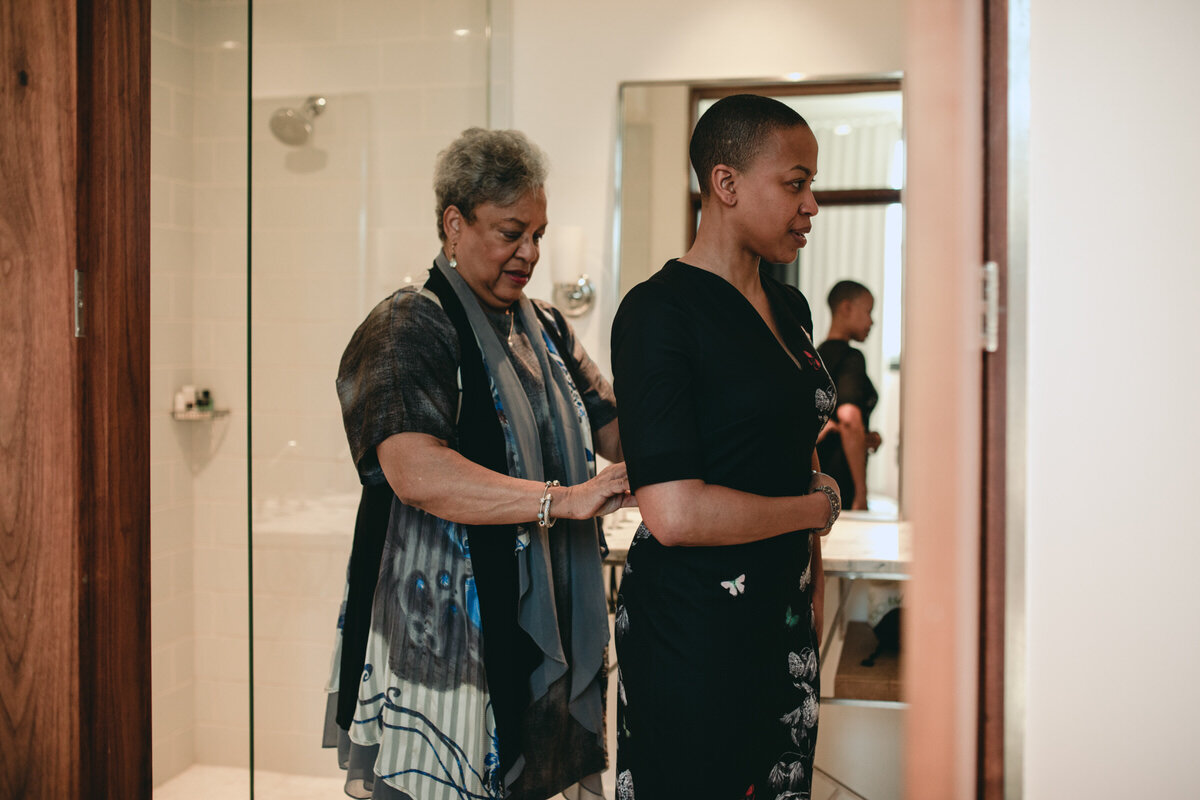 Black mother and daughter dressing before elopement at Quirk hotel RVA Carly Romeo
