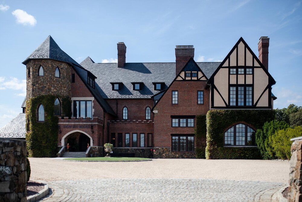 Sunny Exterior of Dover Hall outside Richmond VA Carly Romeo wedding photography