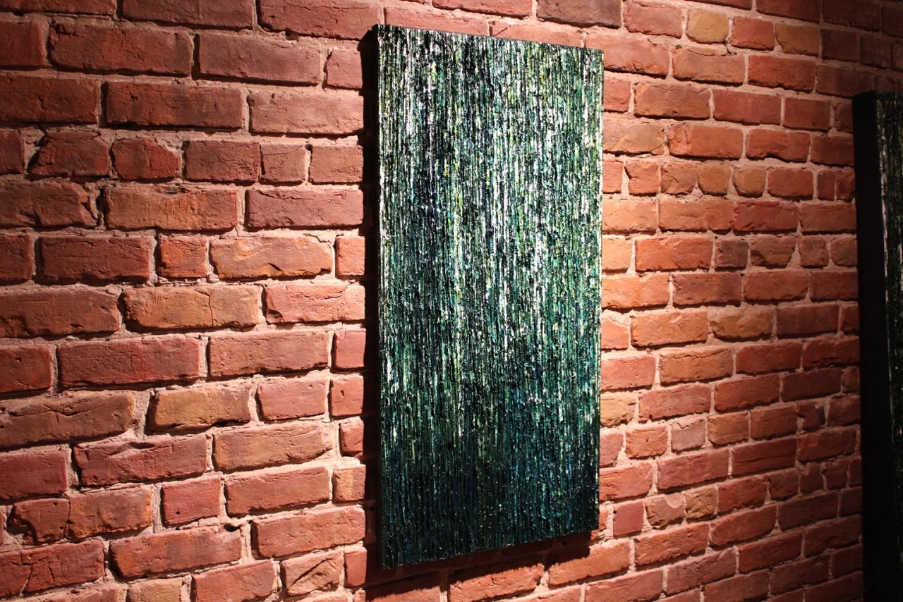 'Forêt Tropicale, Coba' - tableau de l'artiste peintre Louis-Bernard St-Jean (vue de biais, sur mur de briques)