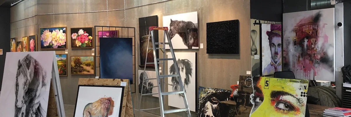 En cours d’accrochage de l’une de mes œuvres à la galerie le HangArt Saint-Denis à Montréal.
