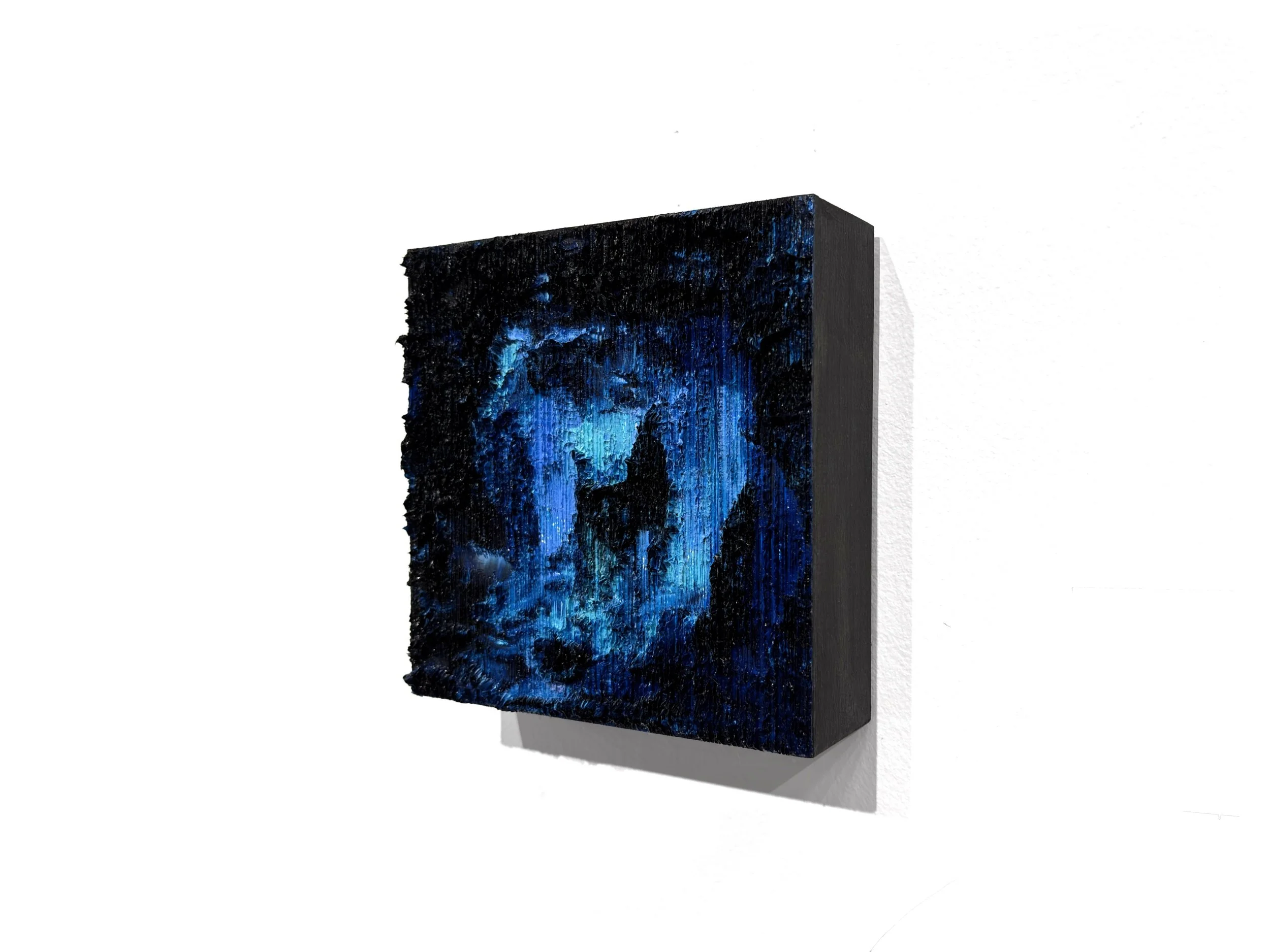 Sans-titre-Bleue-2026-huile-sur-bois-6x6po-Right_Side_View.jpg