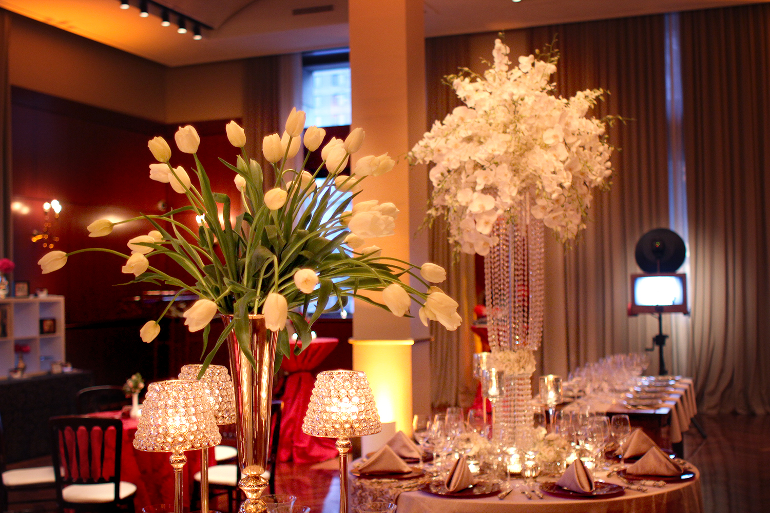 Beautiful floral arrangements in Ruggles Hall by Juliet Tan Floral Design.