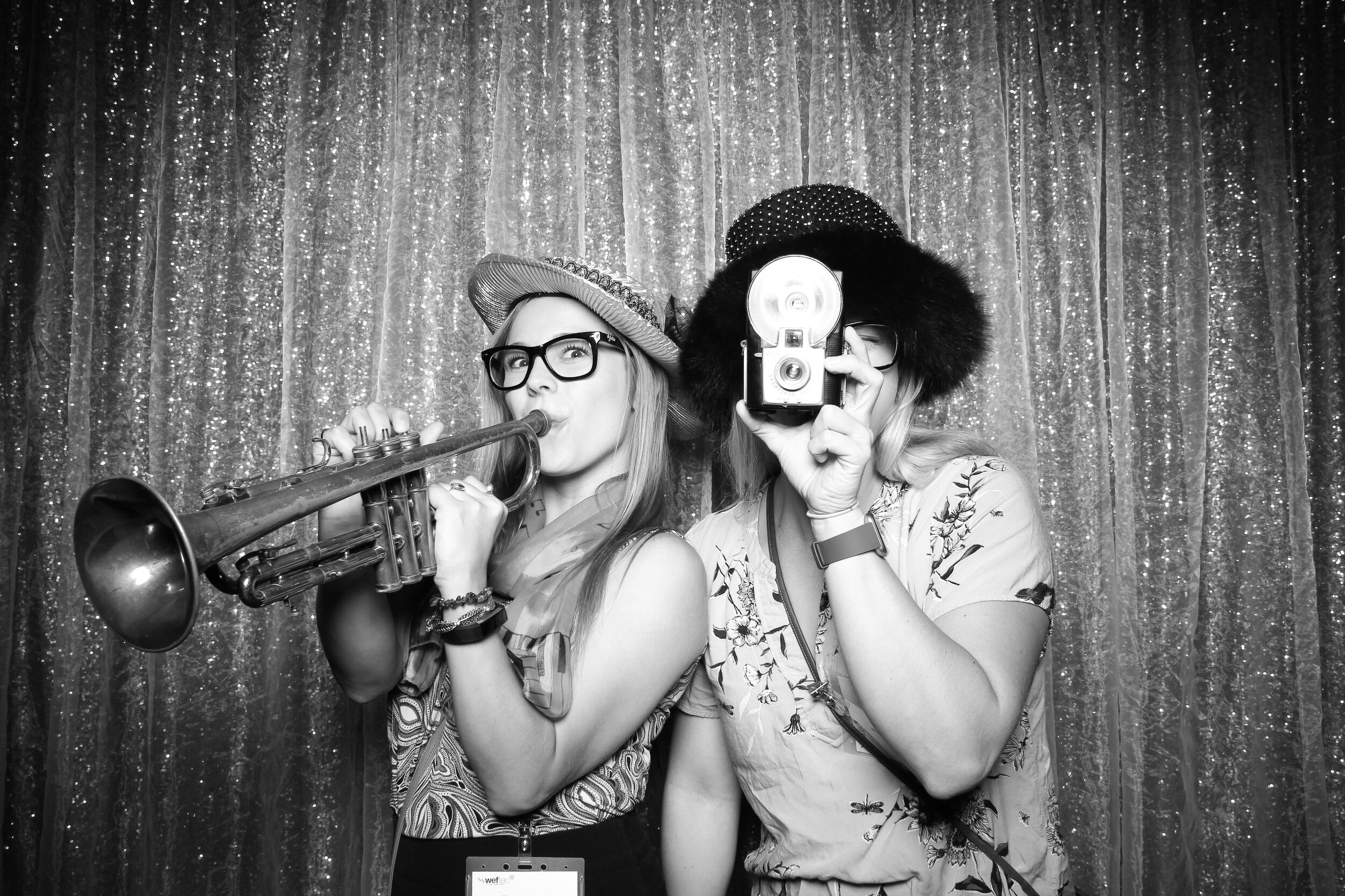 Chicago_Vintage_Wedding_Photobooth_House_of_Blues_02.jpg