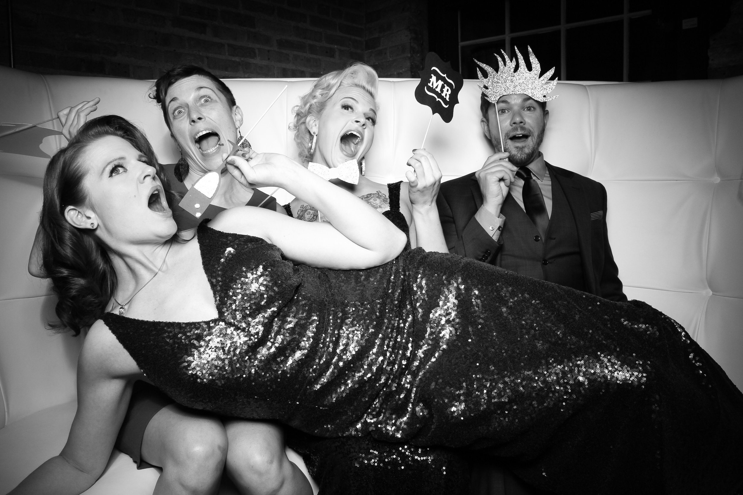 Savlage_One_Wedding_Vintage_Chicago_Photo_Booth_Couch_09.jpg