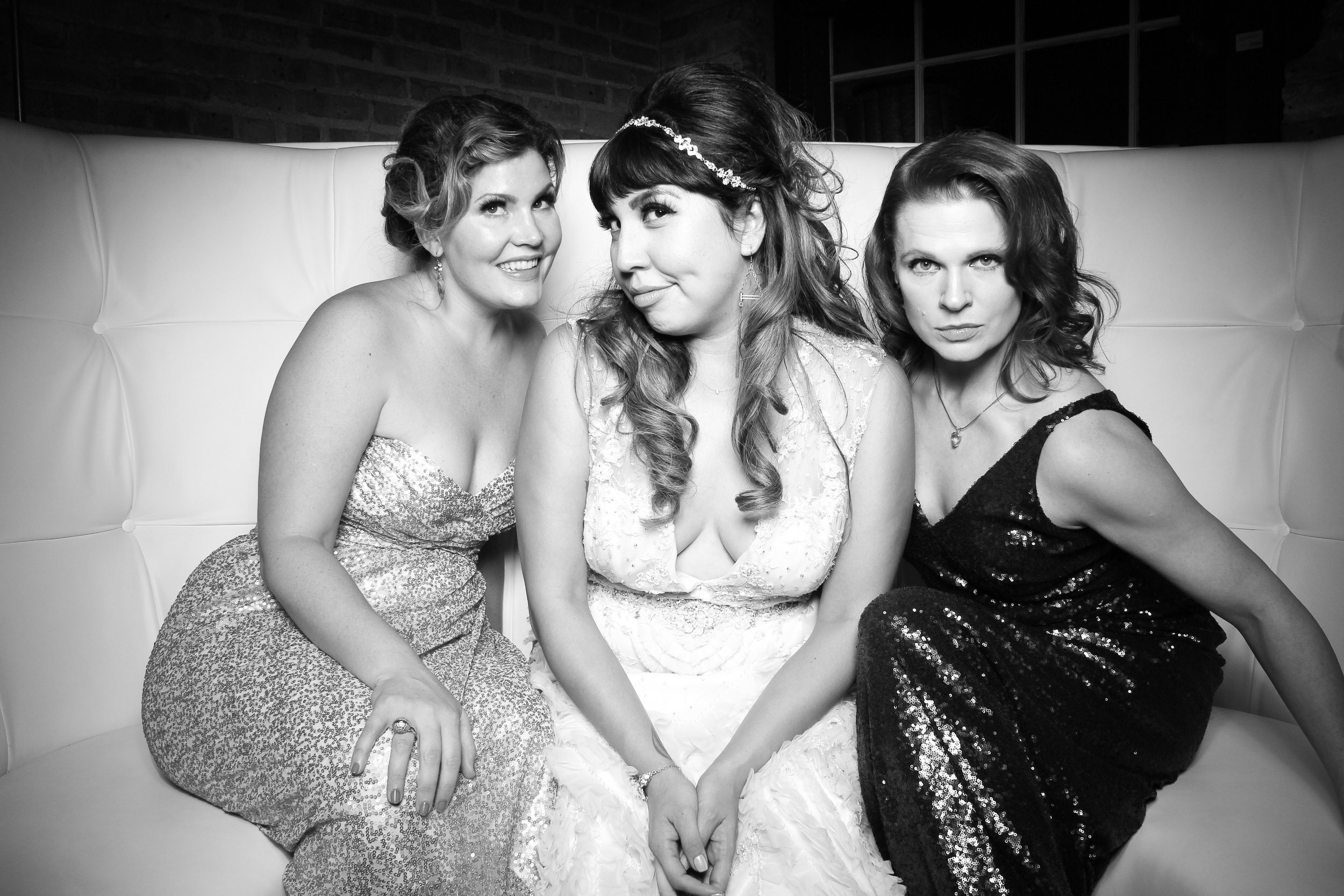 Savlage_One_Wedding_Vintage_Chicago_Photo_Booth_Couch_18.jpg