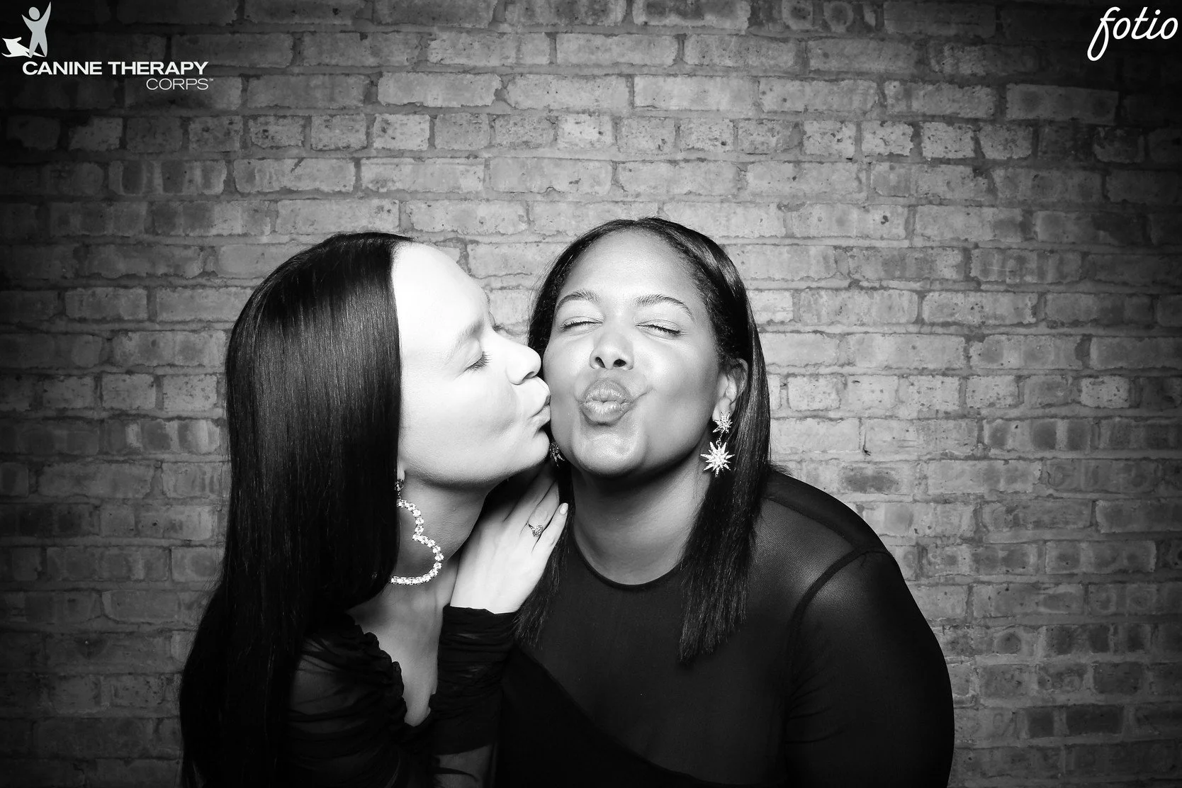 11fotio-revel-photobooth-canine-therapy-corps-gala.jpg