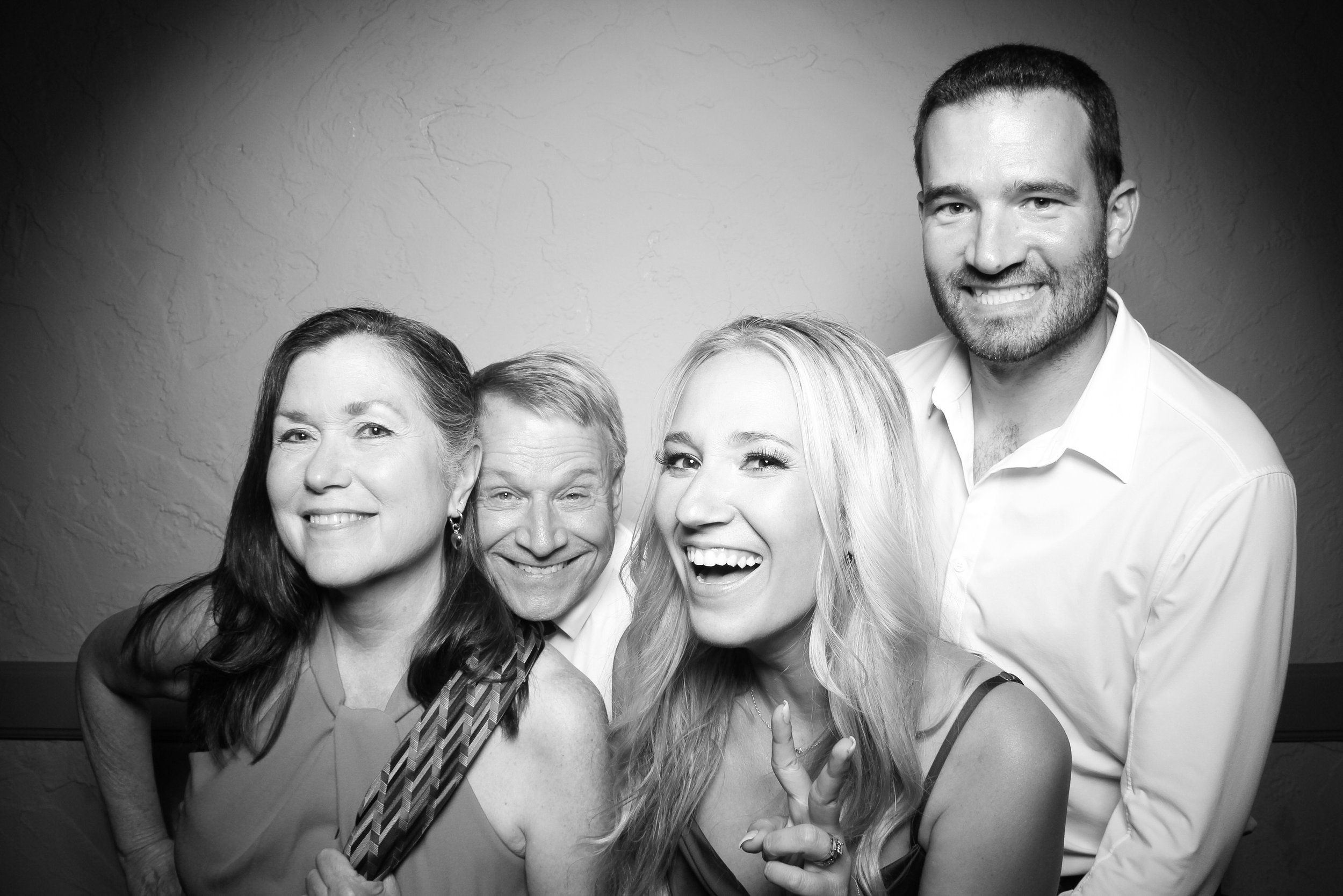 Fotio_Photo_Booth_Wheeling_Chevy_Chase_Country_Club_Golf_Big_Family_Fun_Party_Wedding_Friends_Laugh_16.jpg