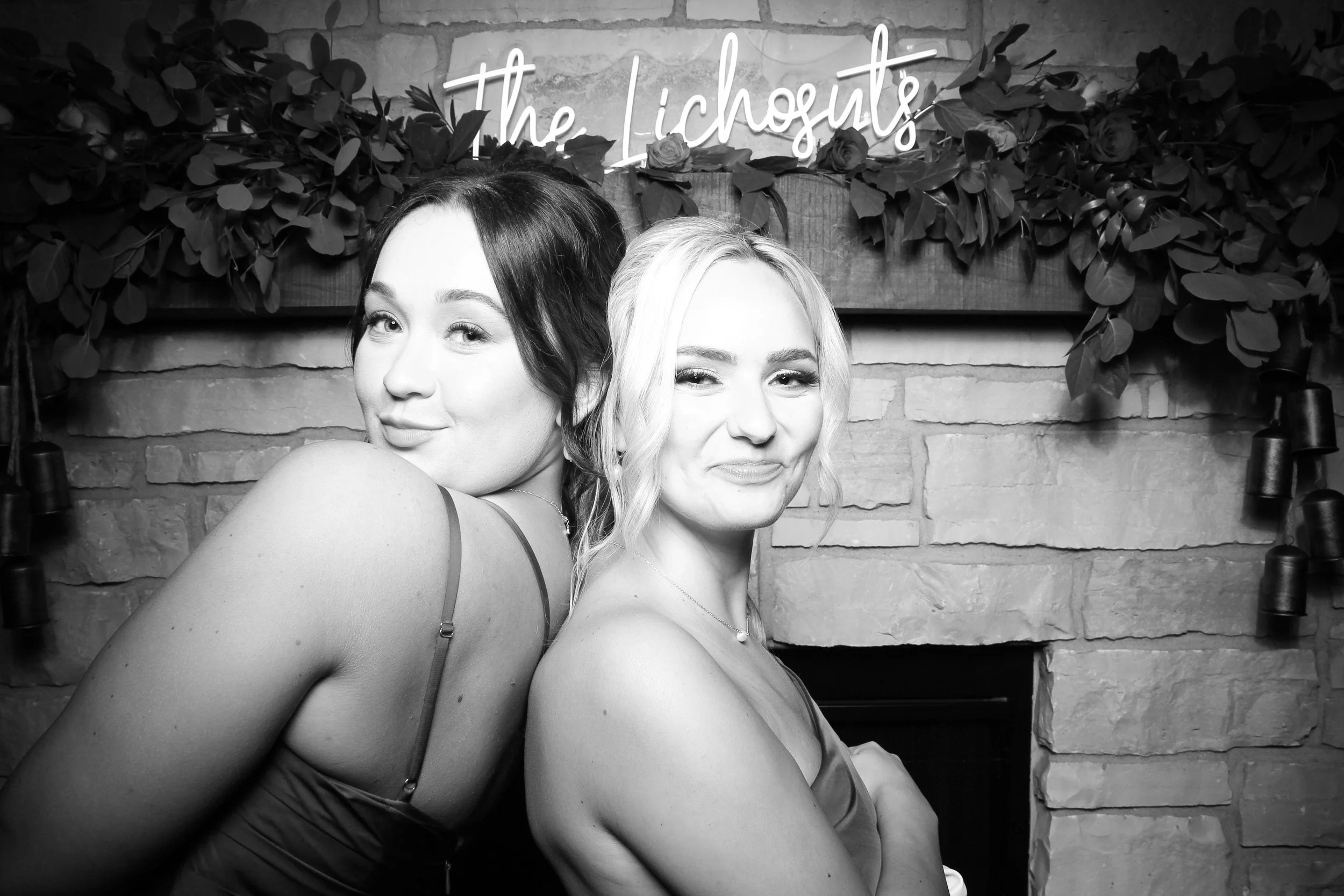Signaure_Barn_Banquets_Orland_Park_Photo_Booth_Wedding_002.jpg
