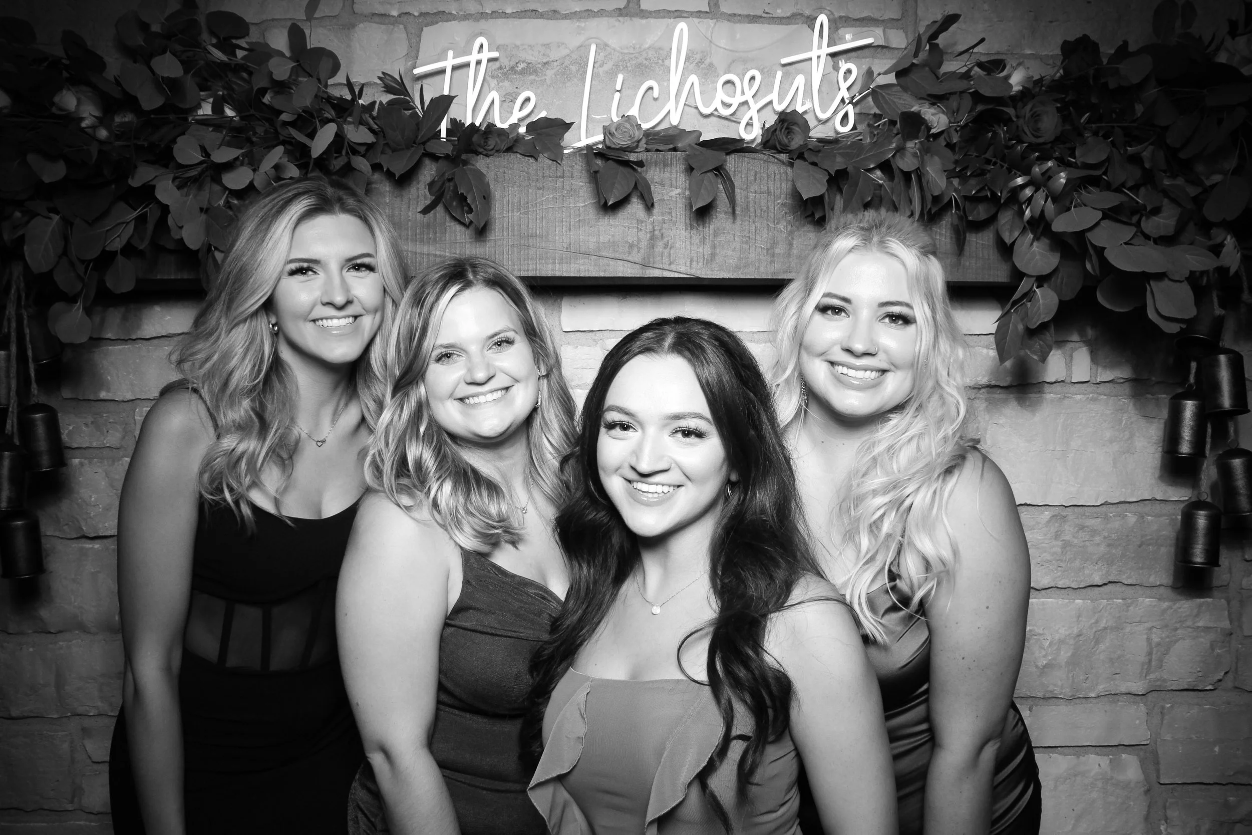Signaure_Barn_Banquets_Orland_Park_Photo_Booth_Wedding_007.jpg