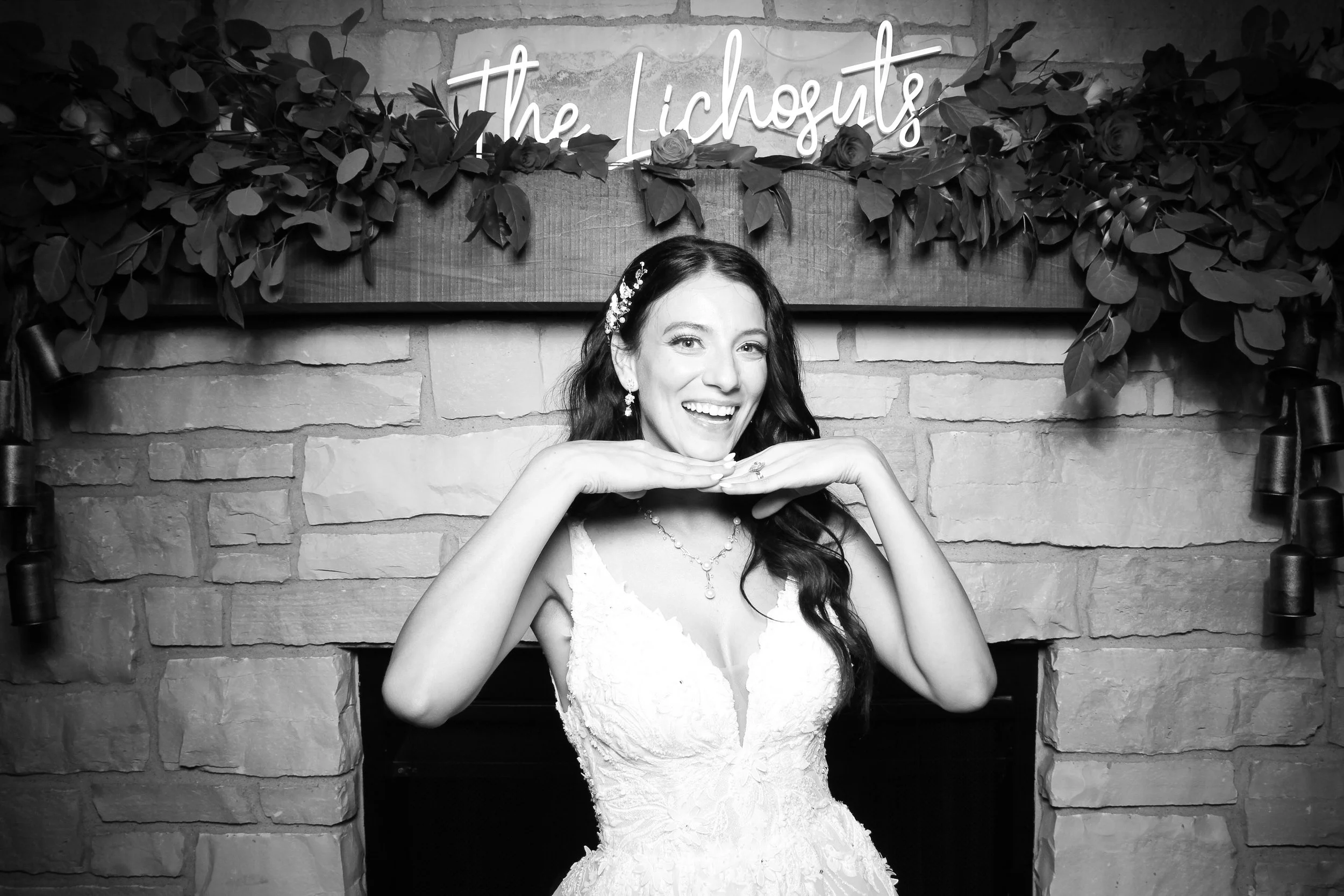 Signaure_Barn_Banquets_Orland_Park_Photo_Booth_Wedding_024.jpg