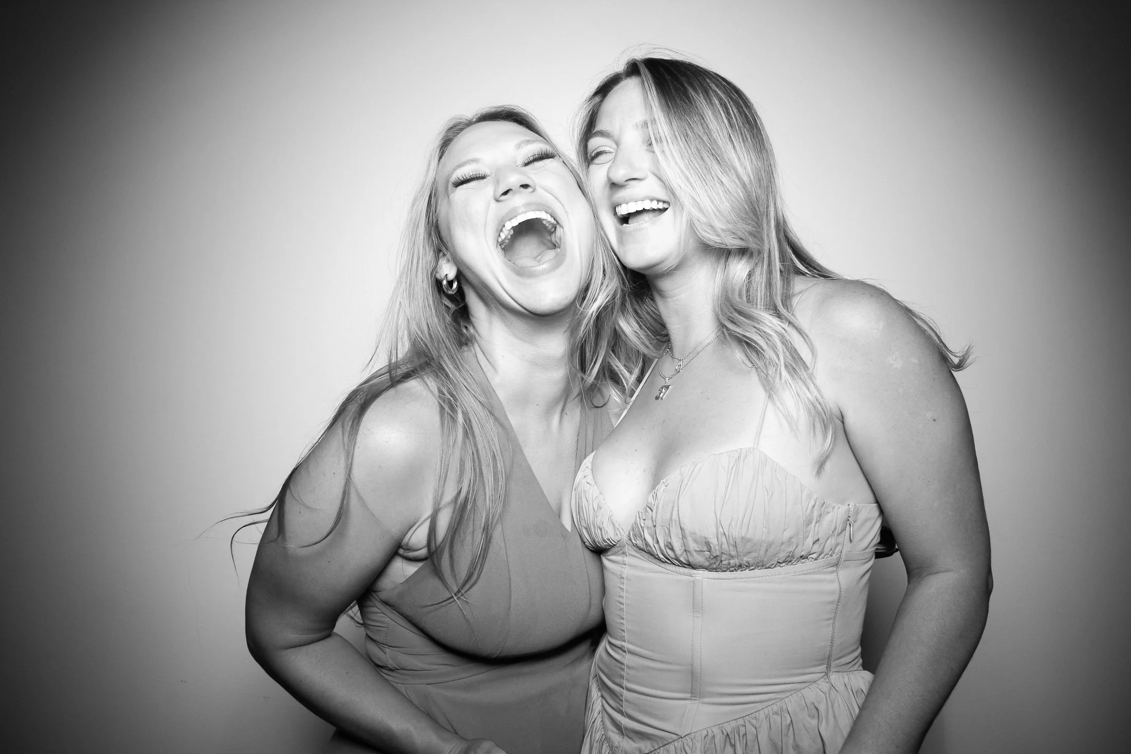 fotio-photobooth-portrait-bridgeport-arts-center-wedding-chicago-event-bw-24.jpg