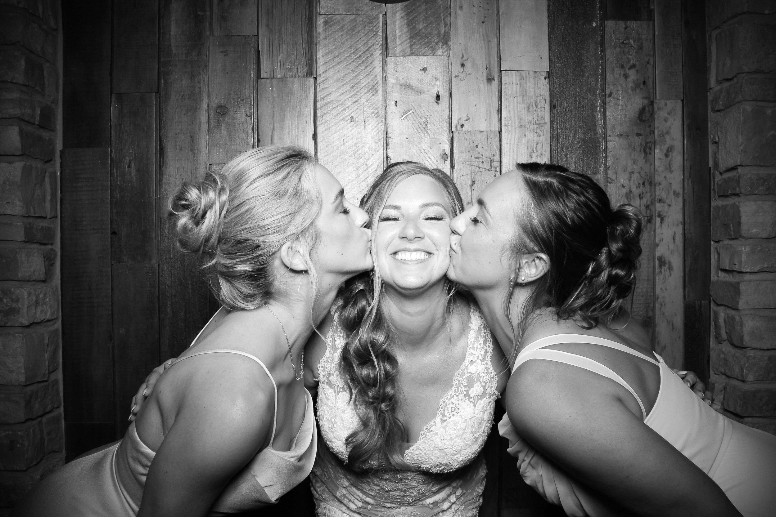 fotio-photobooth-bw-wedding-4.jpg