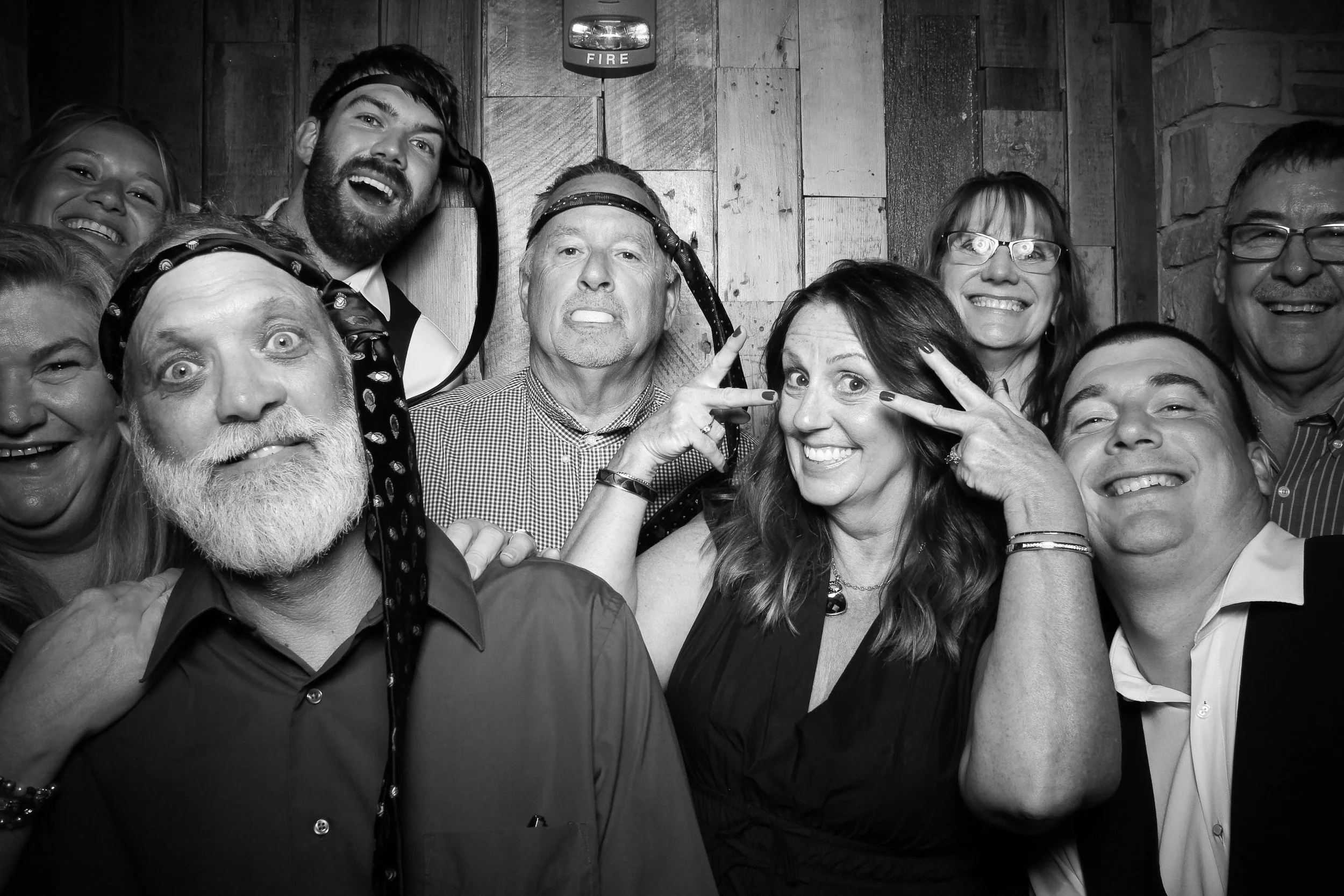 fotio-photobooth-bw-wedding-5.jpg