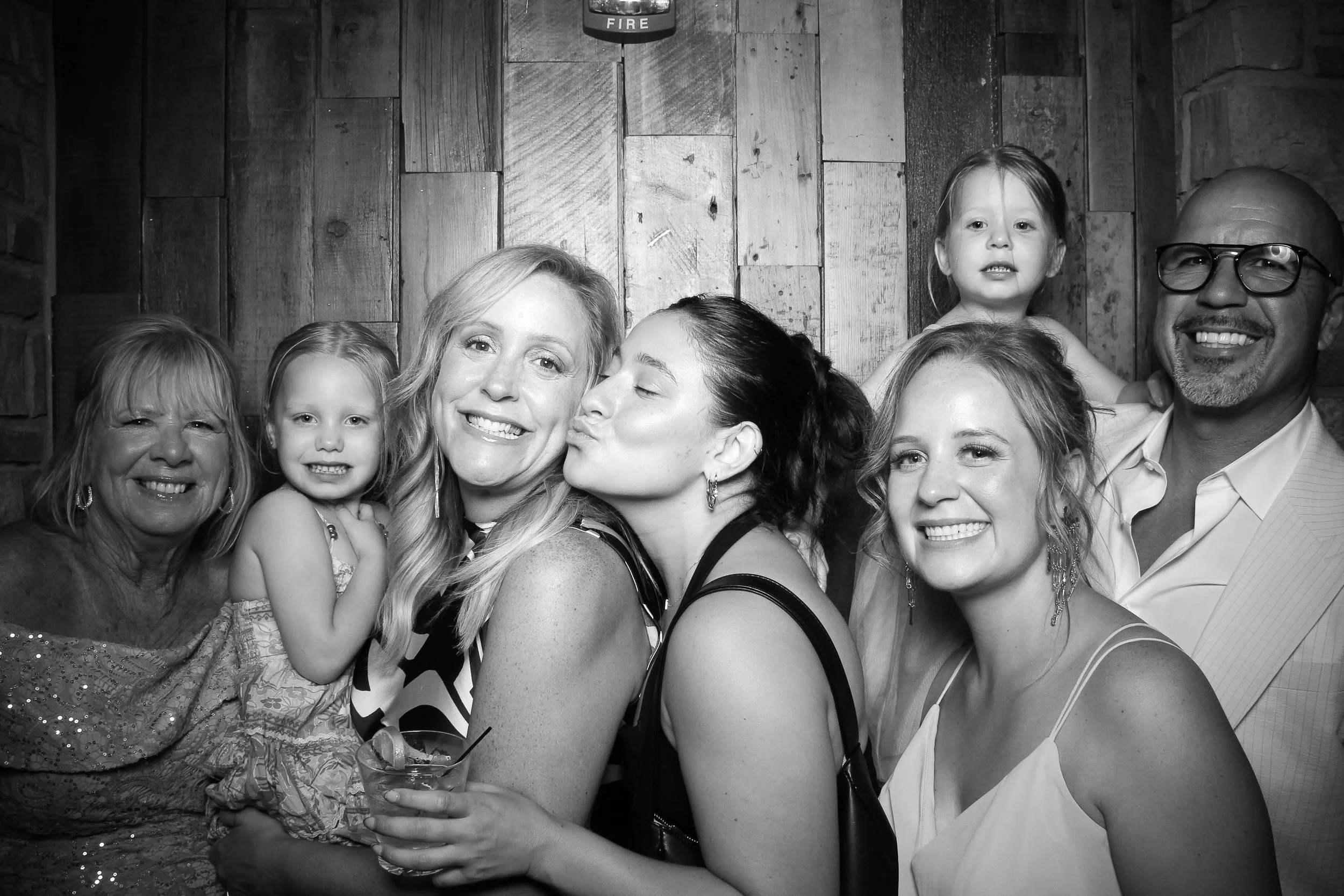 fotio-photobooth-bw-wedding-7.jpg
