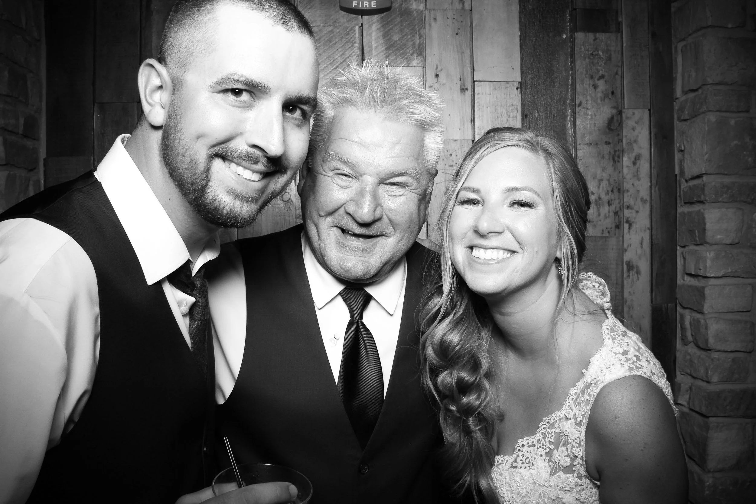 fotio-photobooth-bw-wedding-10.jpg