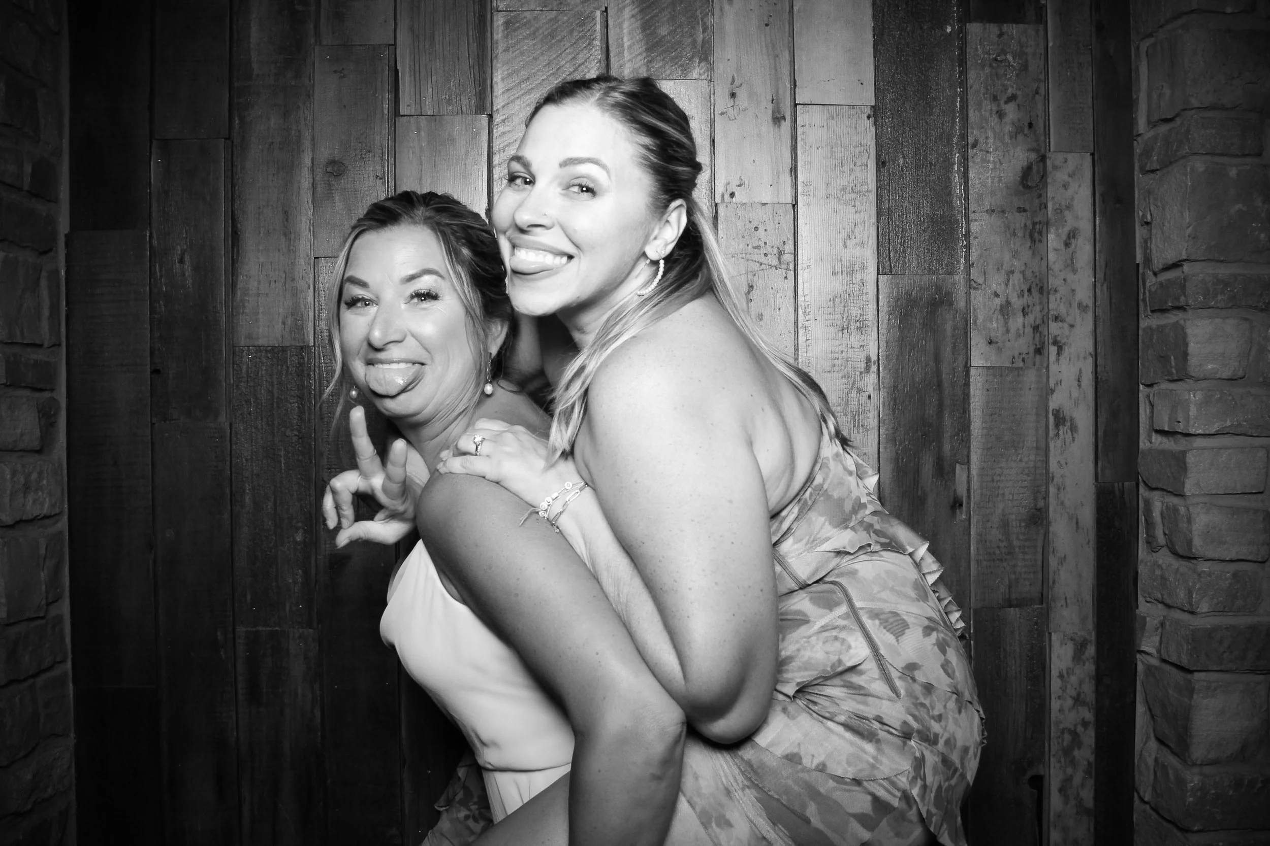 fotio-photobooth-bw-wedding-17.jpg