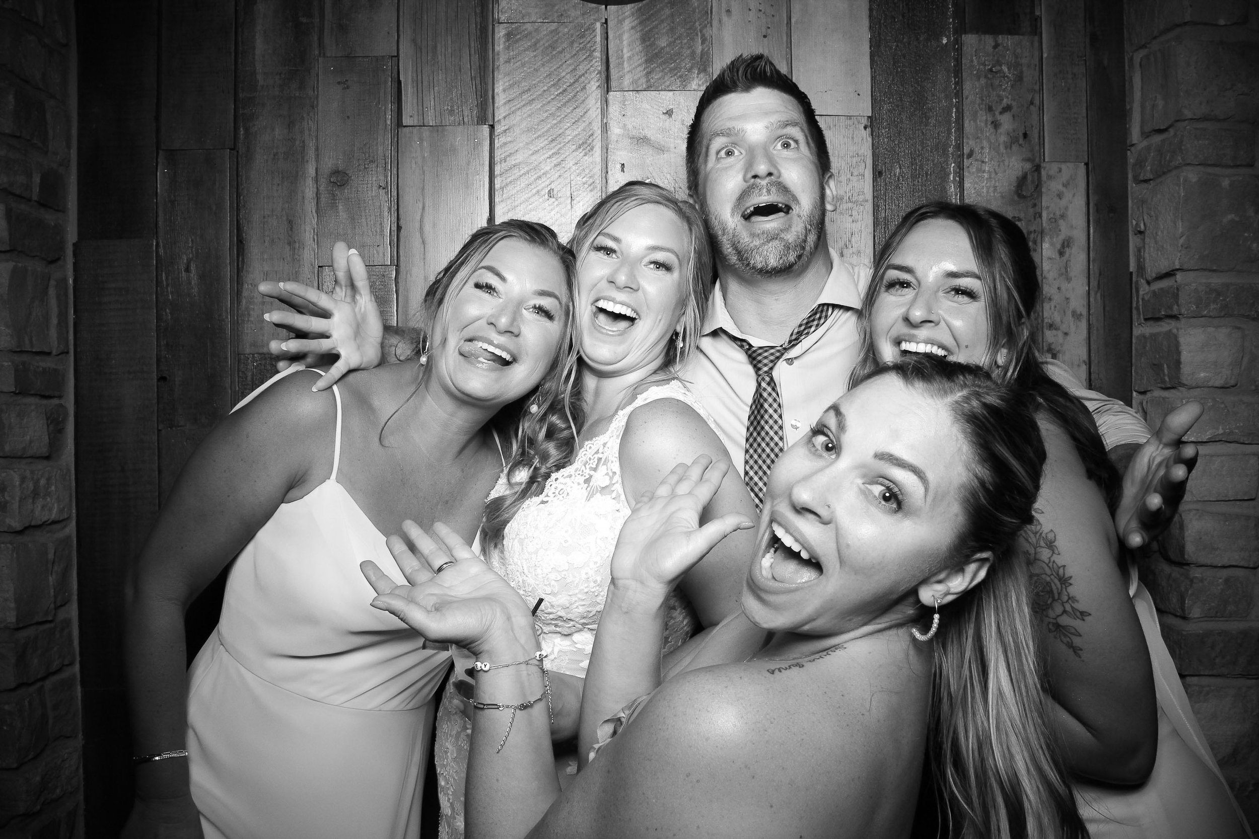 fotio-photobooth-bw-wedding-18.jpg