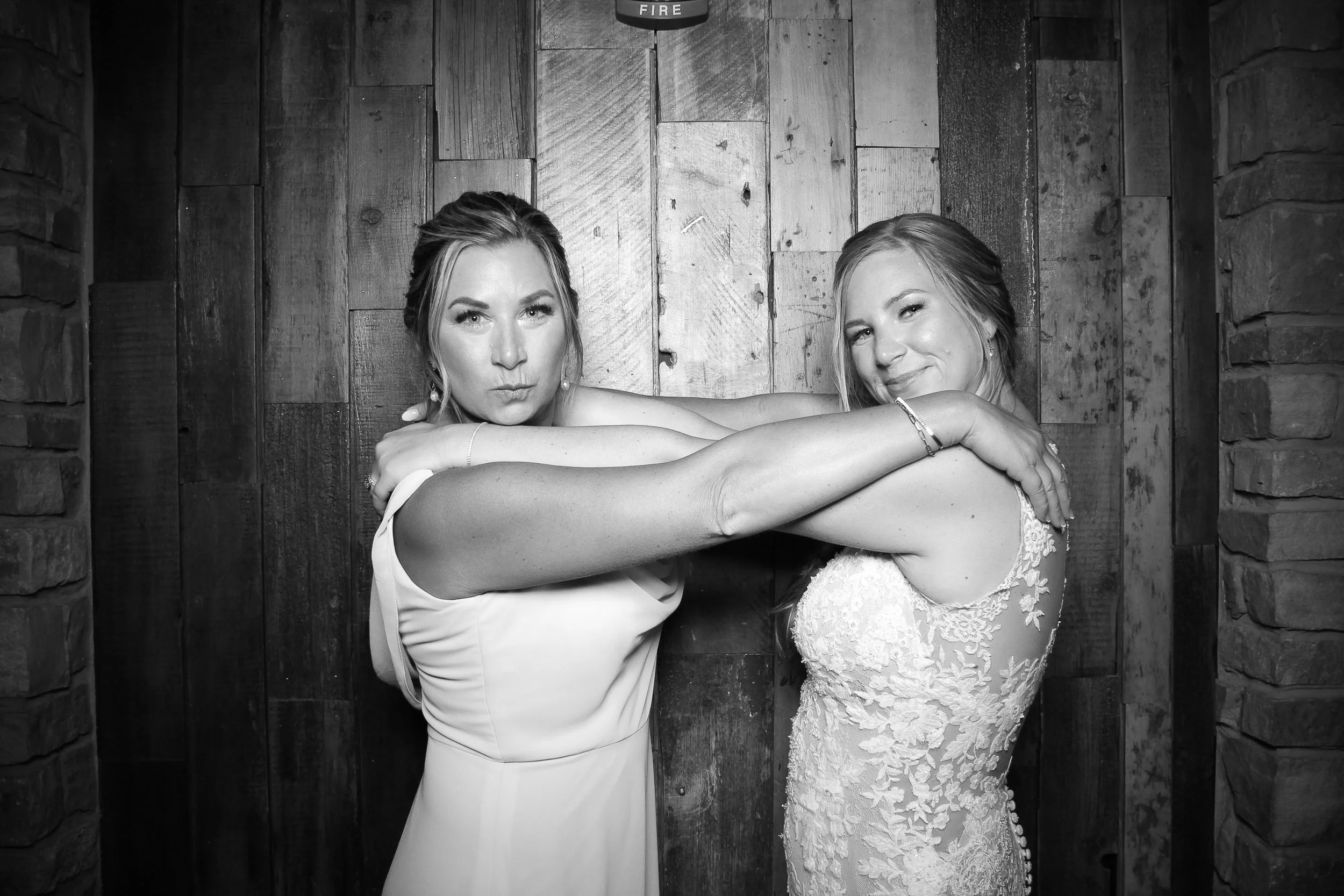 fotio-photobooth-bw-wedding-19.jpg