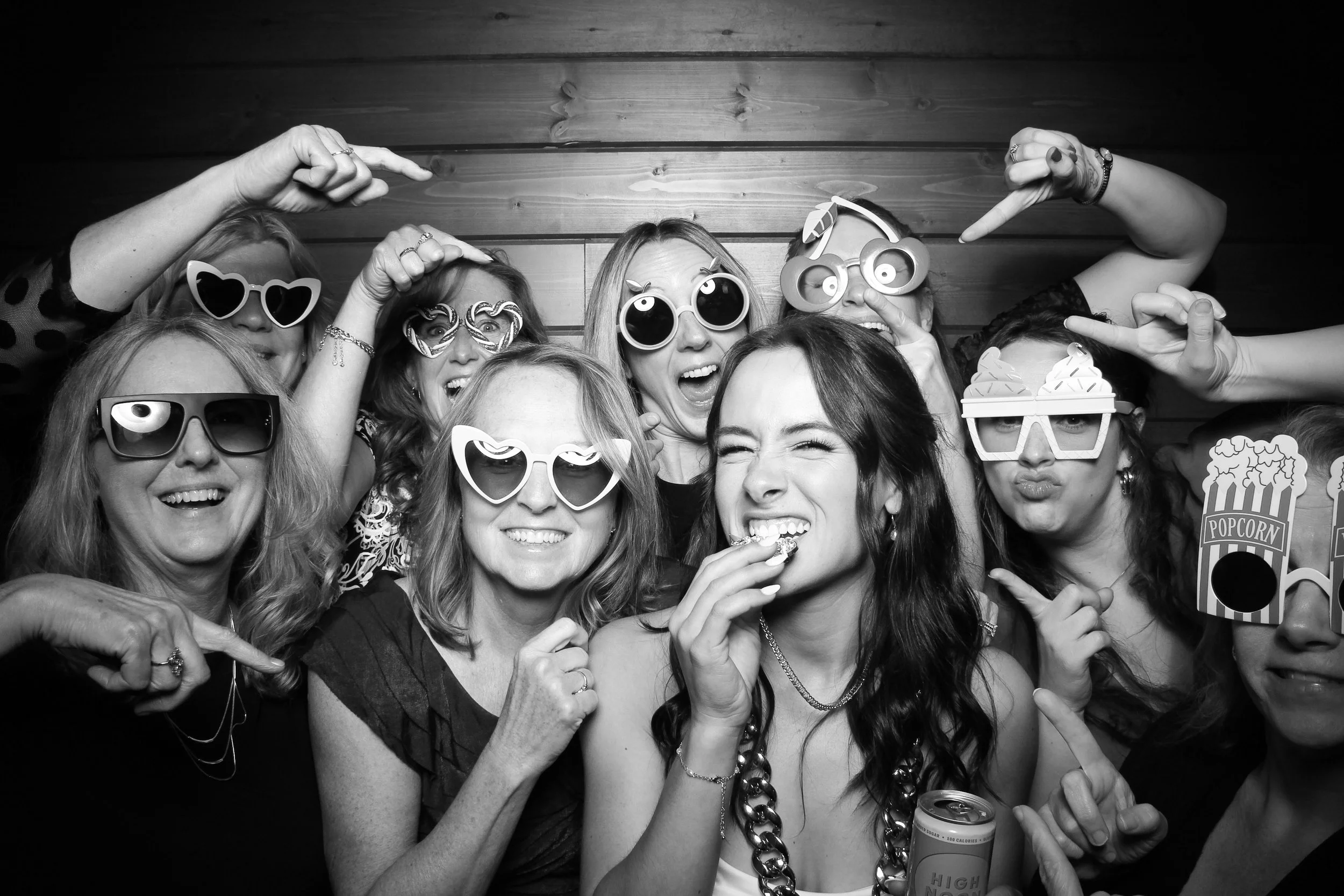 Fotio_Photo_Booth_Wedding_Rockton_Illinois_Northern_Barn_Orchard_Wedding_Rustic_Family_Fun_03.jpg