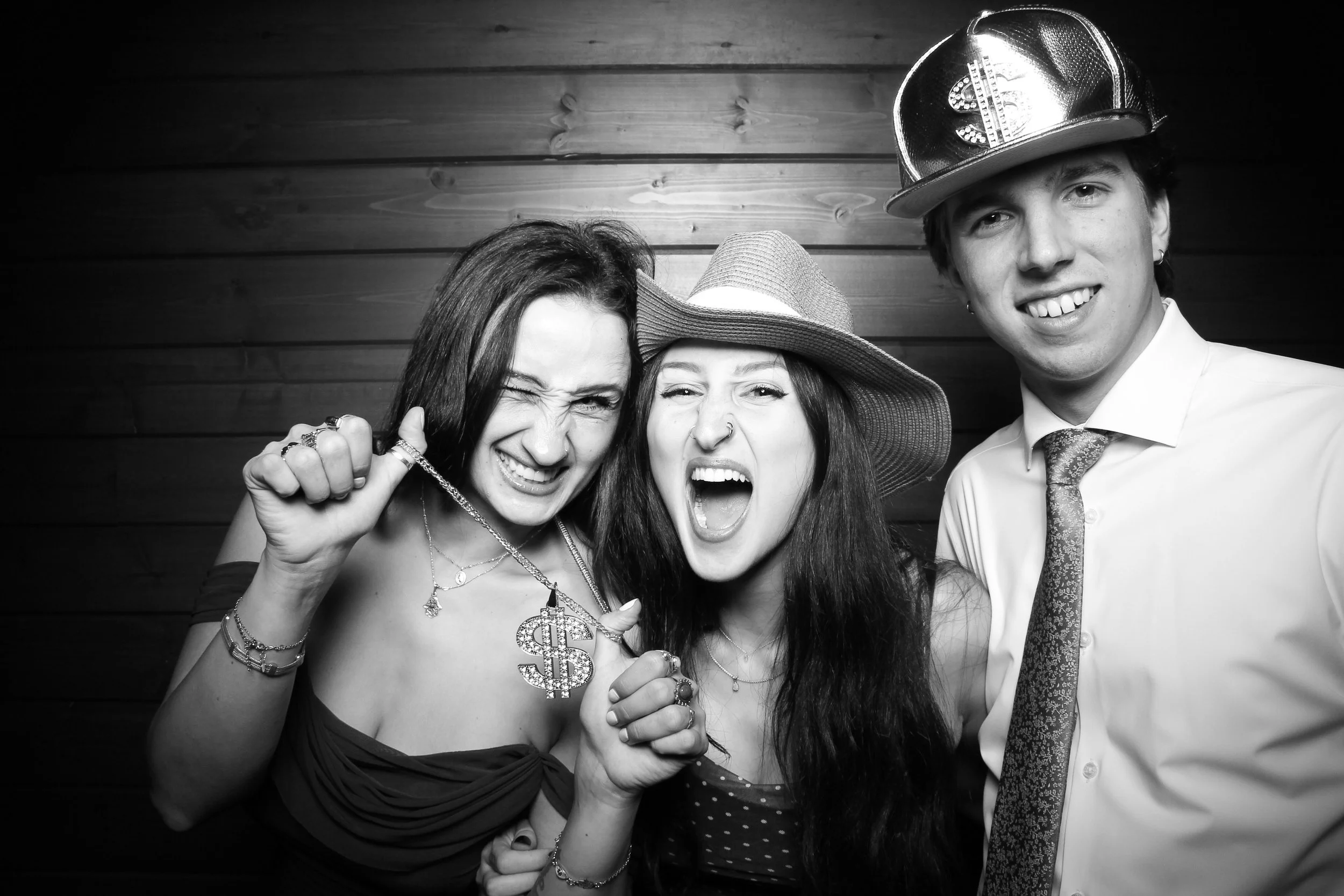 Fotio_Photo_Booth_Wedding_Rockton_Illinois_Northern_Barn_Orchard_Wedding_Rustic_Family_Fun_18.jpg