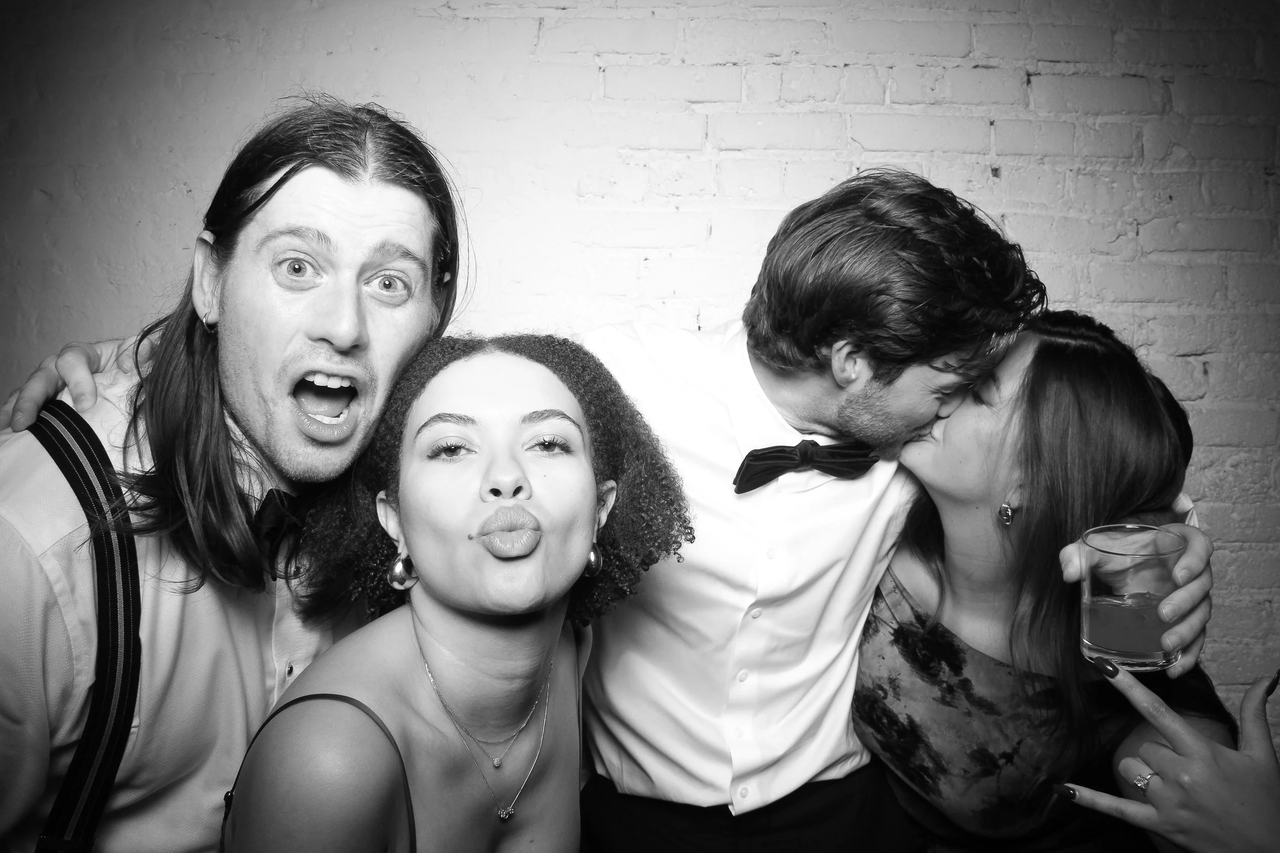 fotio-chicago-photobooth-vintage-bw-walden--17.jpg