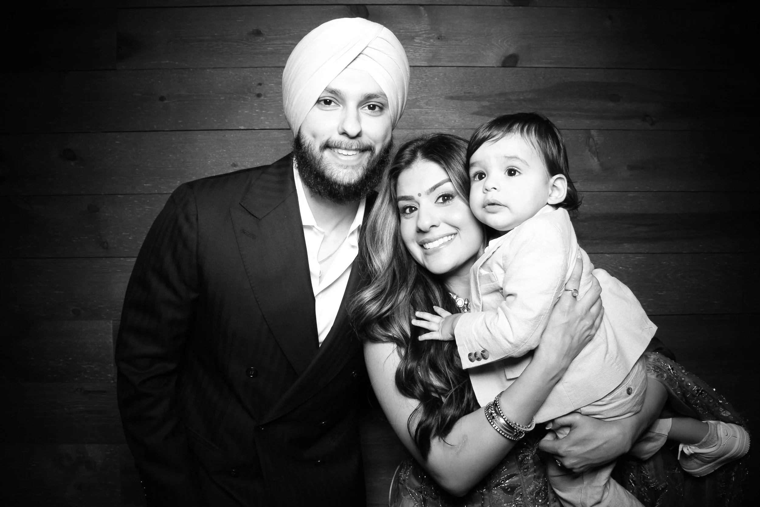 fotio-chicago-photobooth-vintage-bw-signature-barn-1.jpg