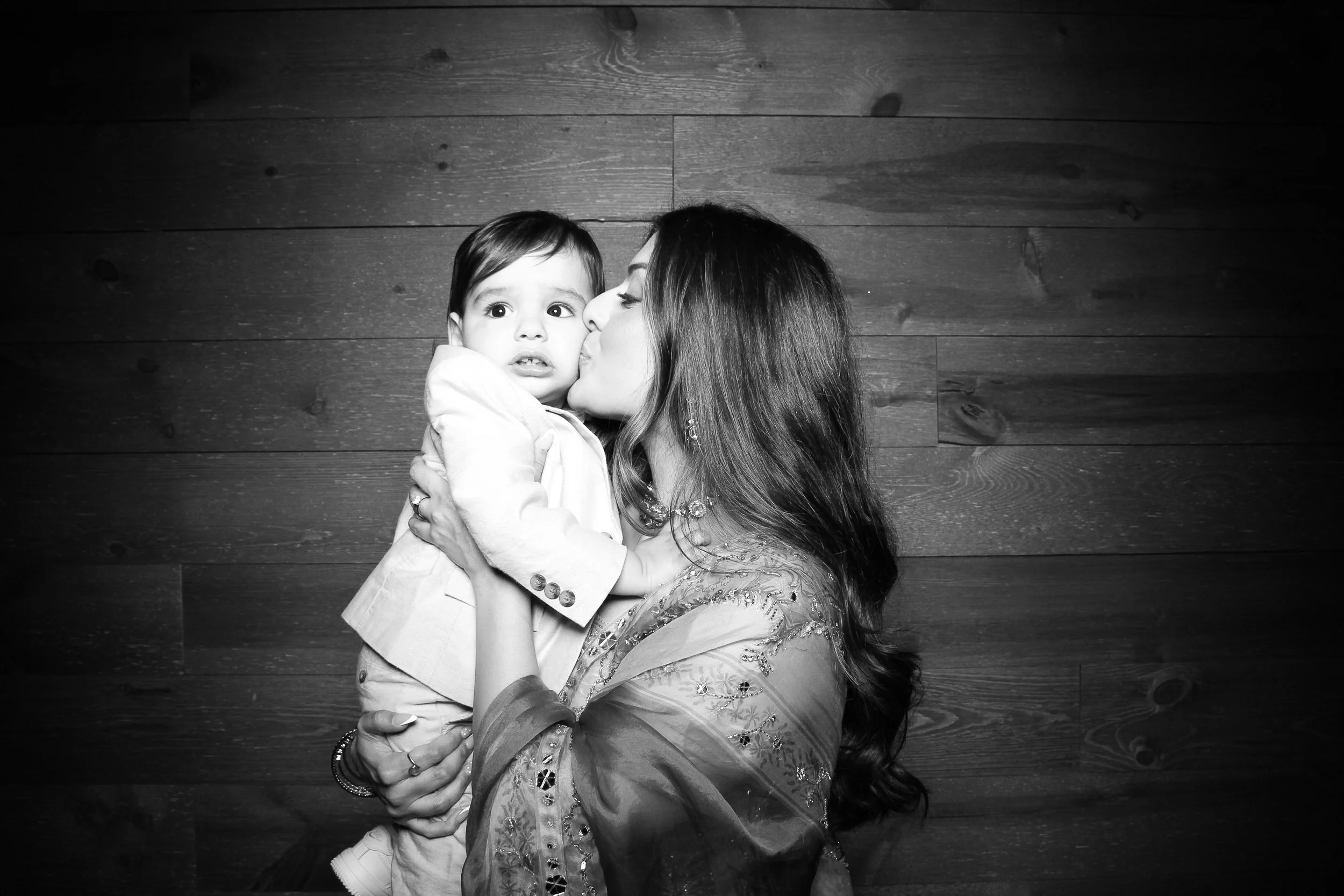 fotio-chicago-photobooth-vintage-bw-signature-barn-2.jpg