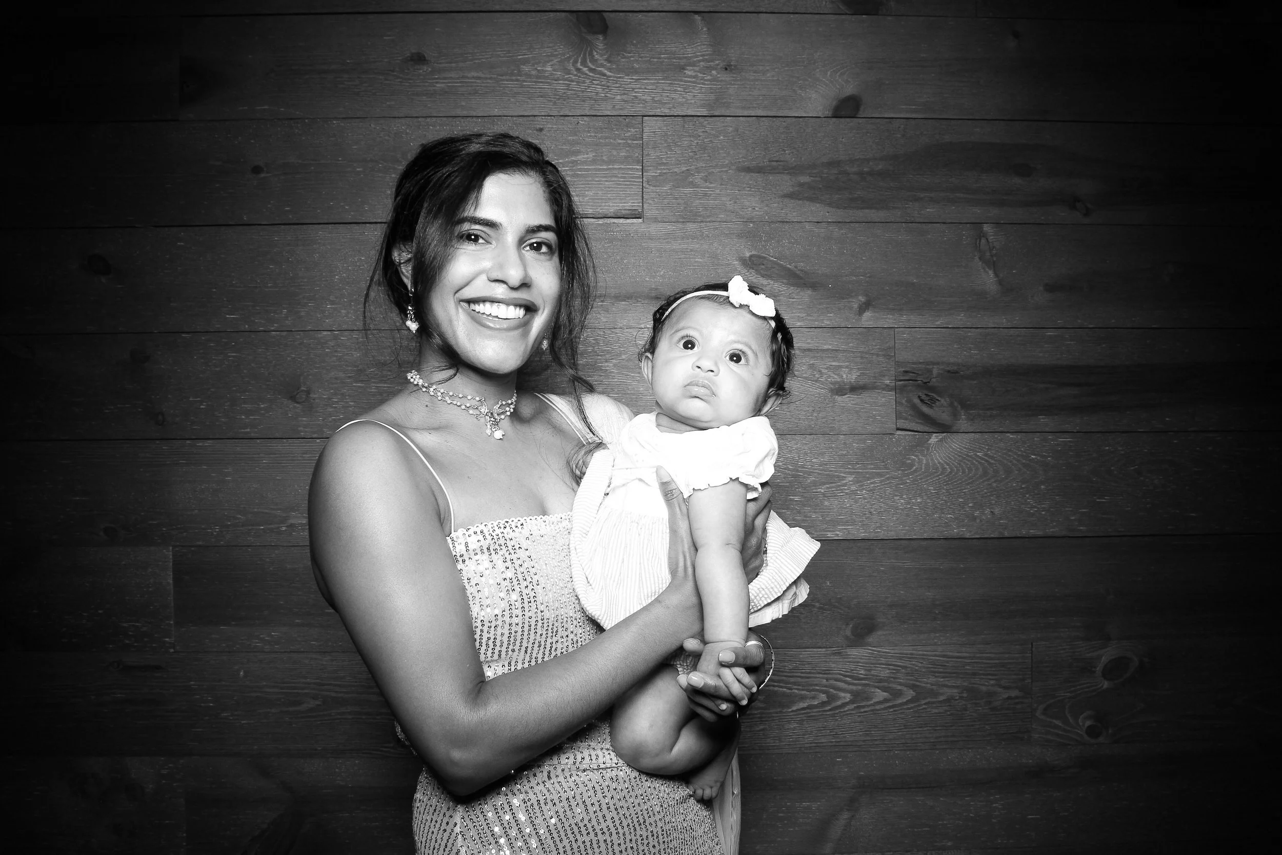 fotio-chicago-photobooth-vintage-bw-signature-barn-3.jpg