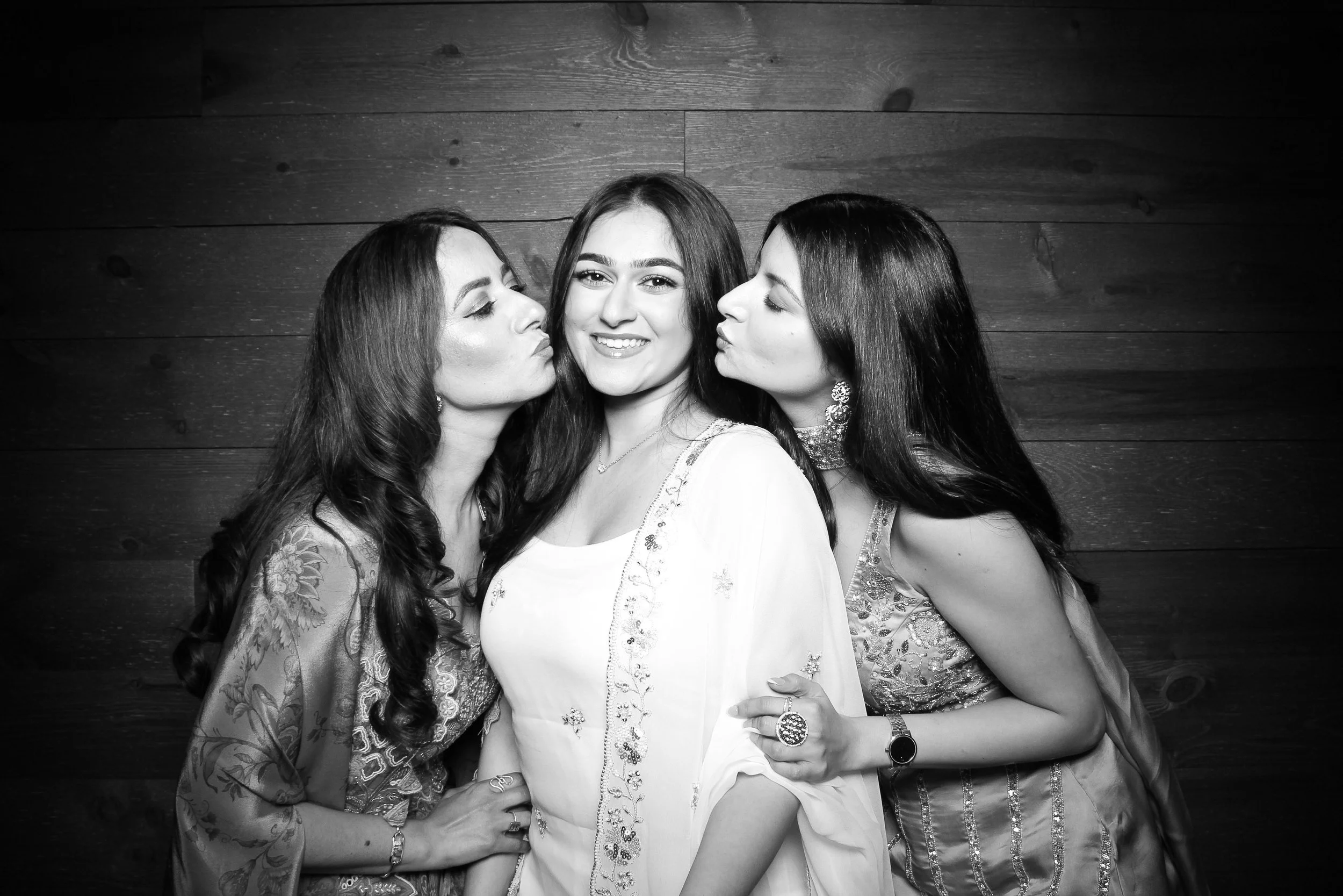 fotio-chicago-photobooth-vintage-bw-signature-barn-7.jpg