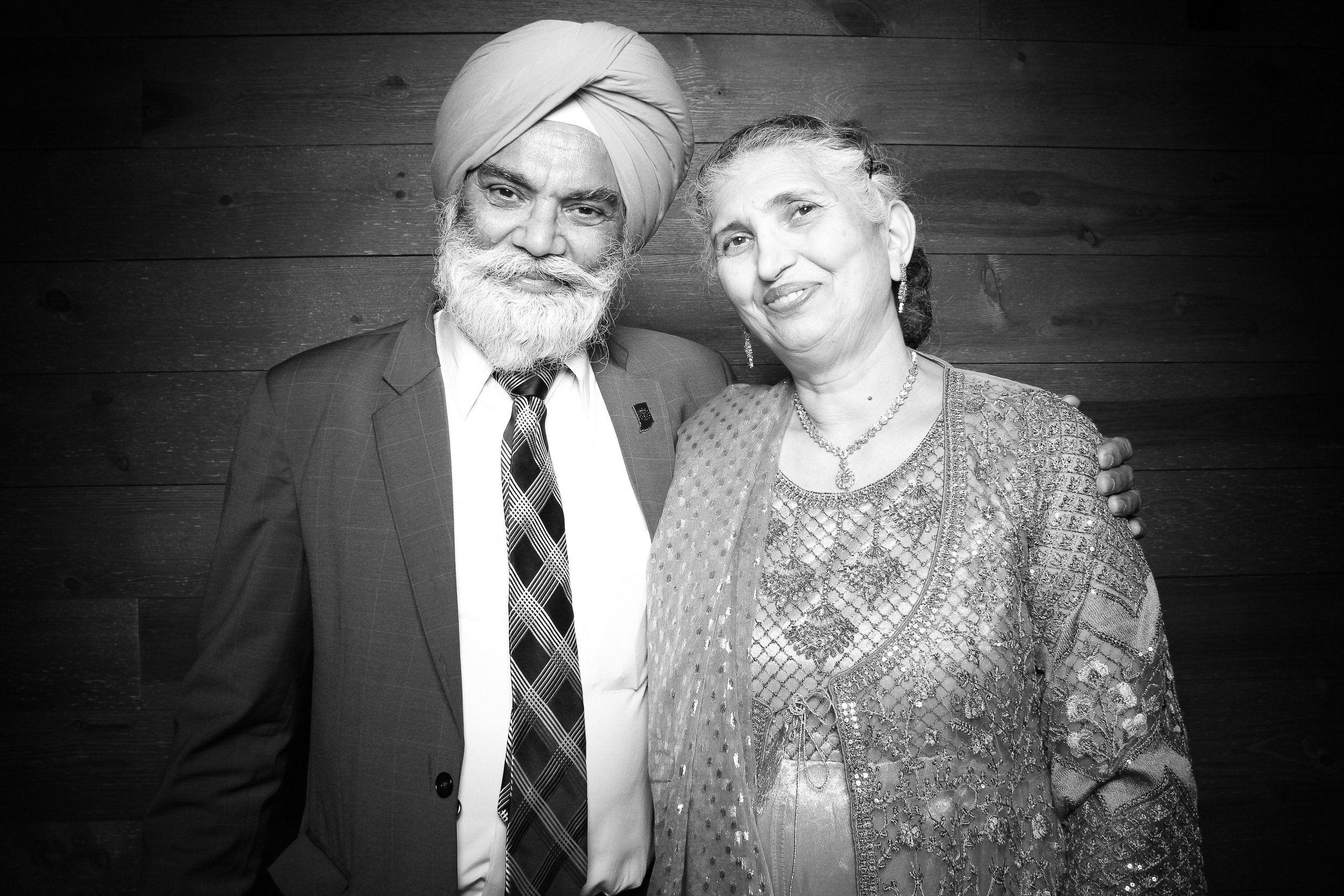 fotio-chicago-photobooth-vintage-bw-signature-barn-12.jpg