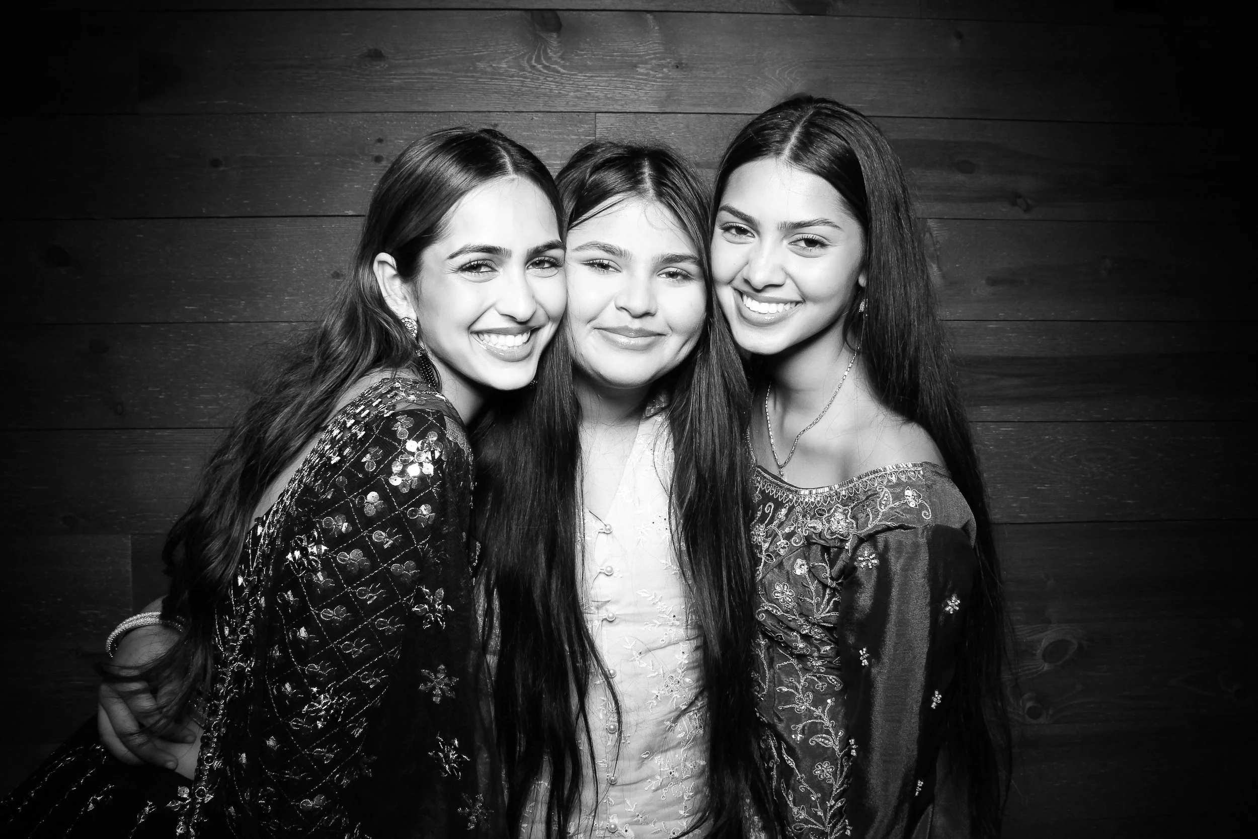 fotio-chicago-photobooth-vintage-bw-signature-barn-13.jpg