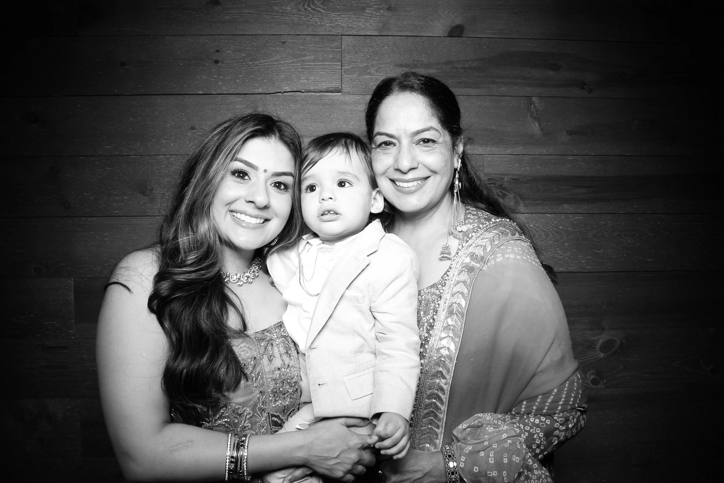 fotio-chicago-photobooth-vintage-bw-signature-barn-14.jpg
