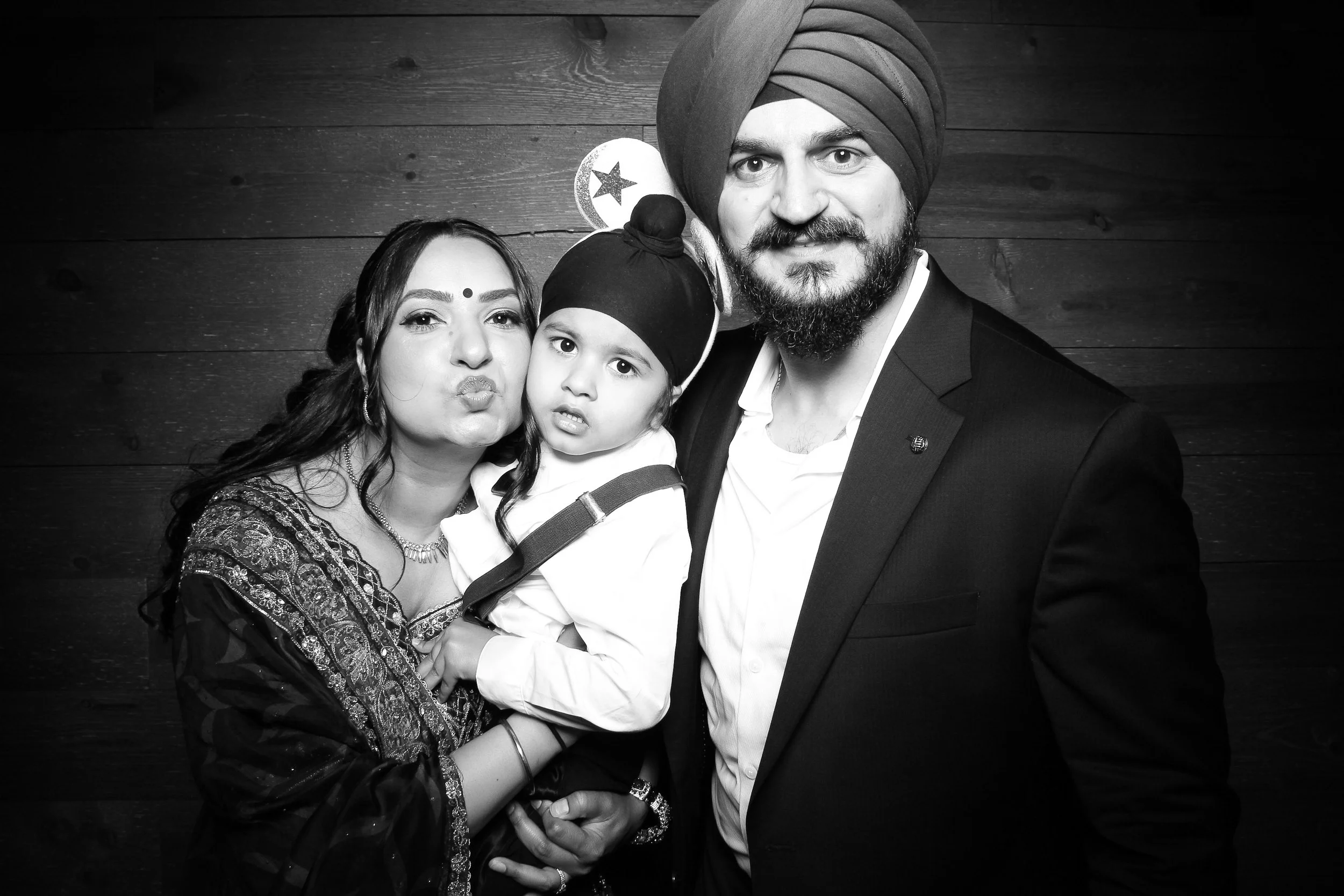 fotio-chicago-photobooth-vintage-bw-signature-barn-15.jpg