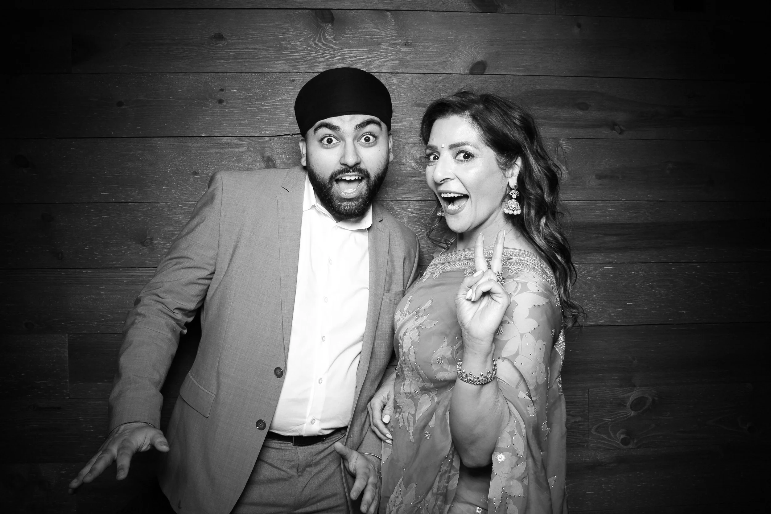 fotio-chicago-photobooth-vintage-bw-signature-barn-16.jpg