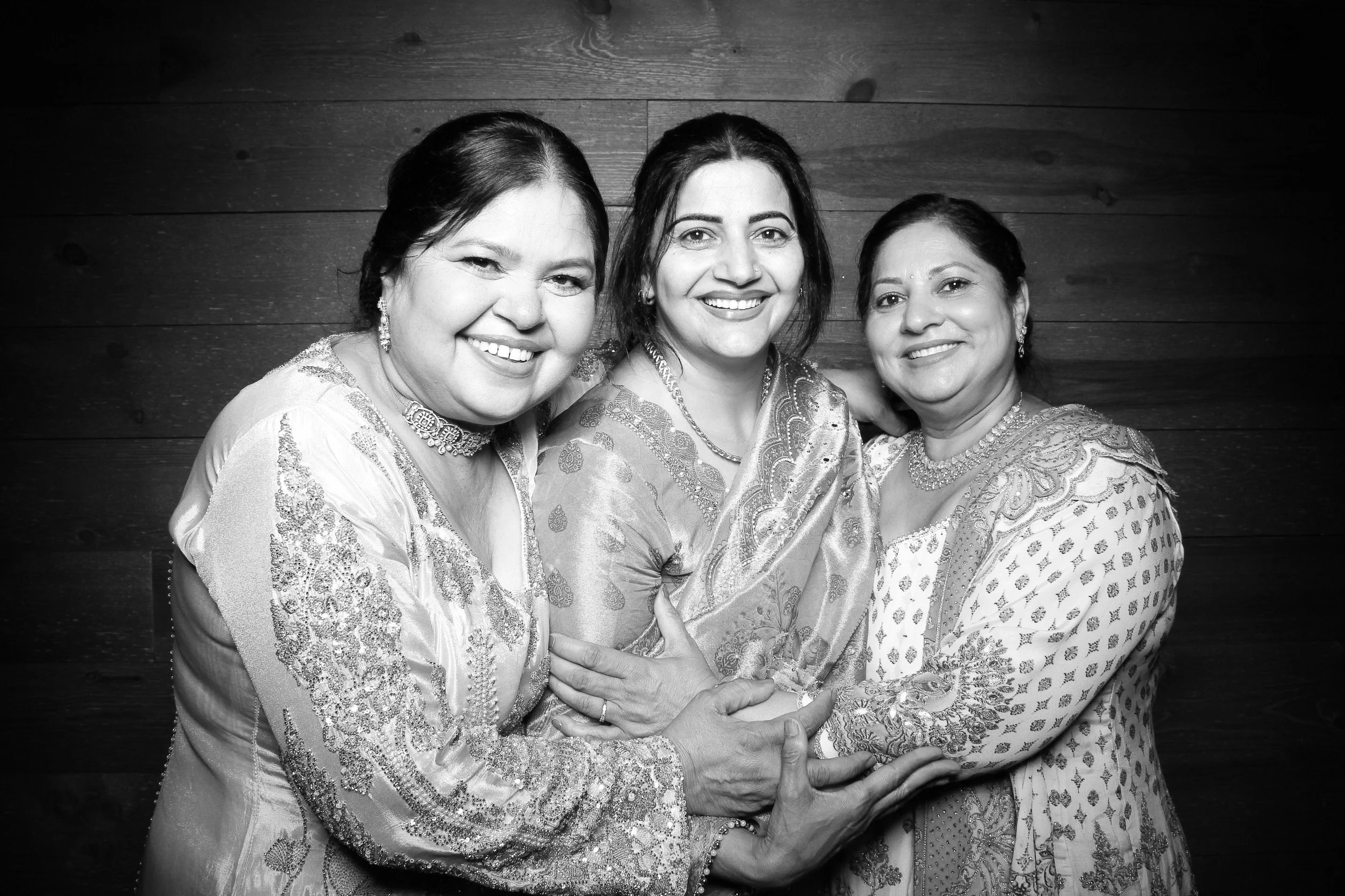 fotio-chicago-photobooth-vintage-bw-signature-barn-18.jpg